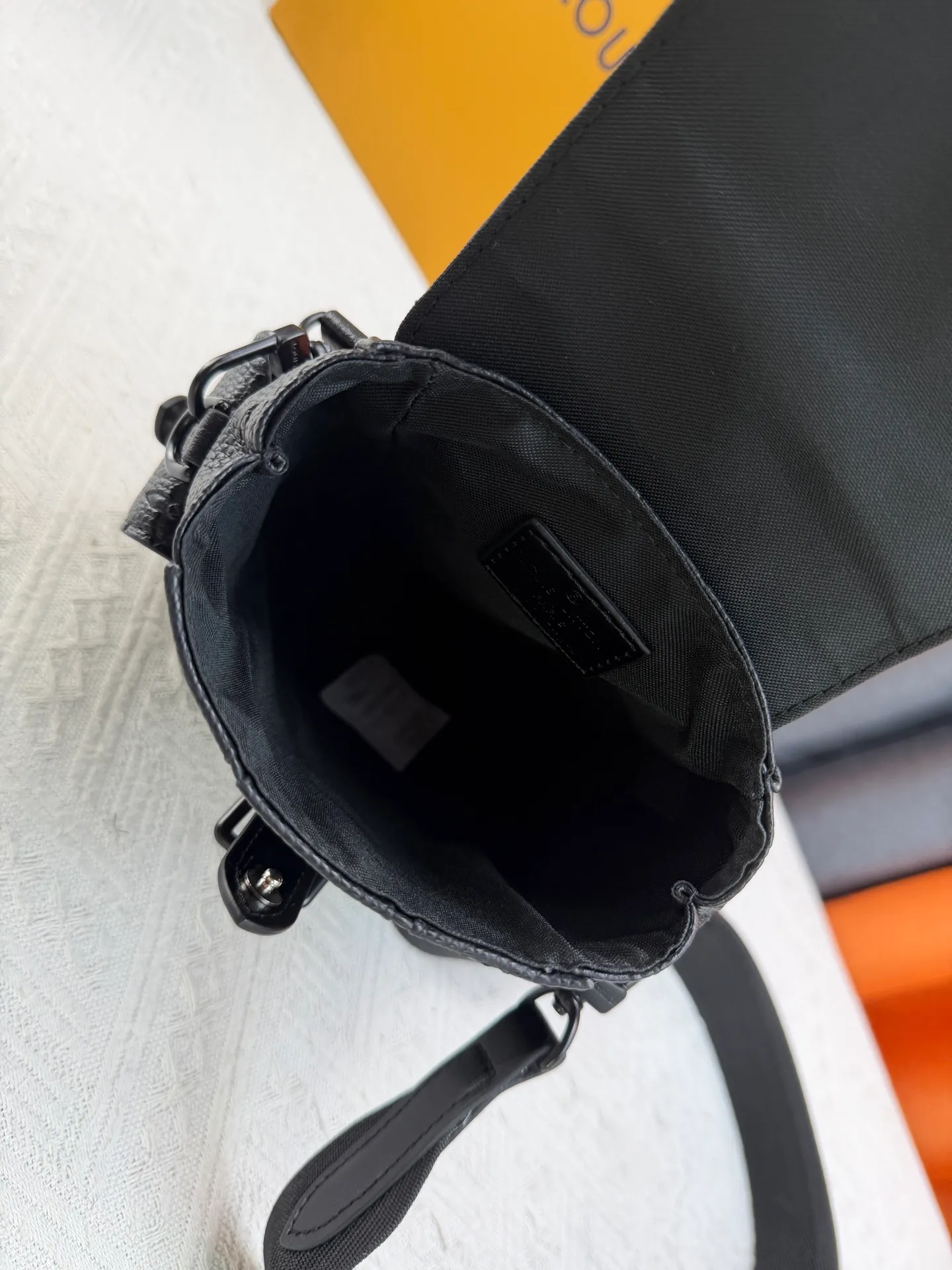 P220 Upgraded original version M82769 This Nano Christopher handbag cleverly condenses the essence of Louis Vuitton's classic Christopher backpack. The black floral black leather hijab backpack and shoulder bag oo[handshake][handshake] exquisitely reproduces the side pockets, spring buckle opening and closing and buckle details. The detachable shoulder strap and D-ring add cross-body wear or can be worn as a shoulder bag. Dimensions: 14 x 19 x 6 cm (length x height x width)