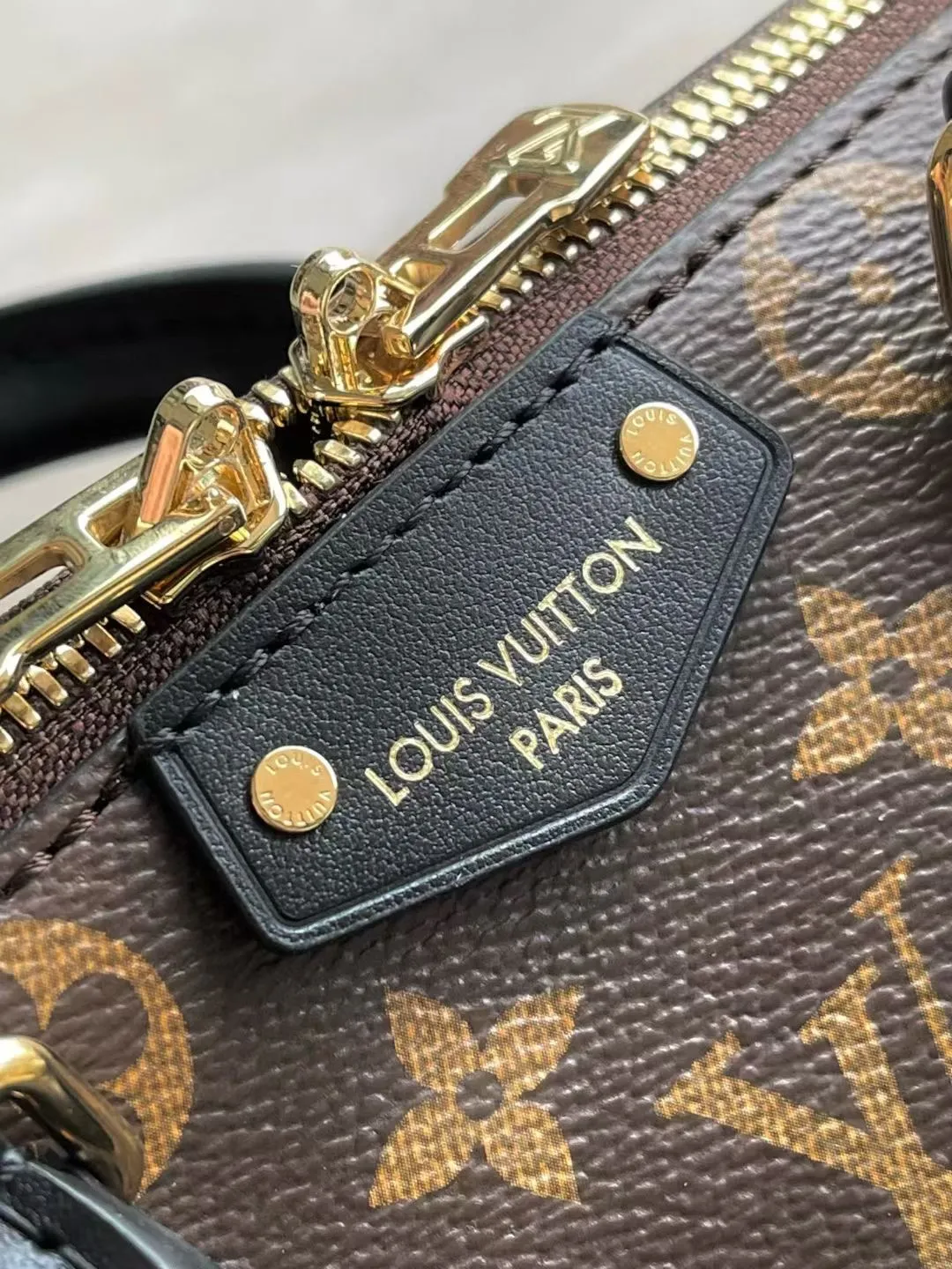 💰1020 The top original M26181 Trunk series welcomes this new Speedy 25, which pays tribute to the brand’s genes through brand archive elements such as Monogram classic patterns and suitcase-inspired details. Made of canvas material with cow leather trim and embellished with metal parts, it shows exquisite craftsmanship. The elegant yet modern design can be carried by hand or on one shoulder, making it suitable for a variety of occasions. Dimensions: 27 × 20 × 15 cm