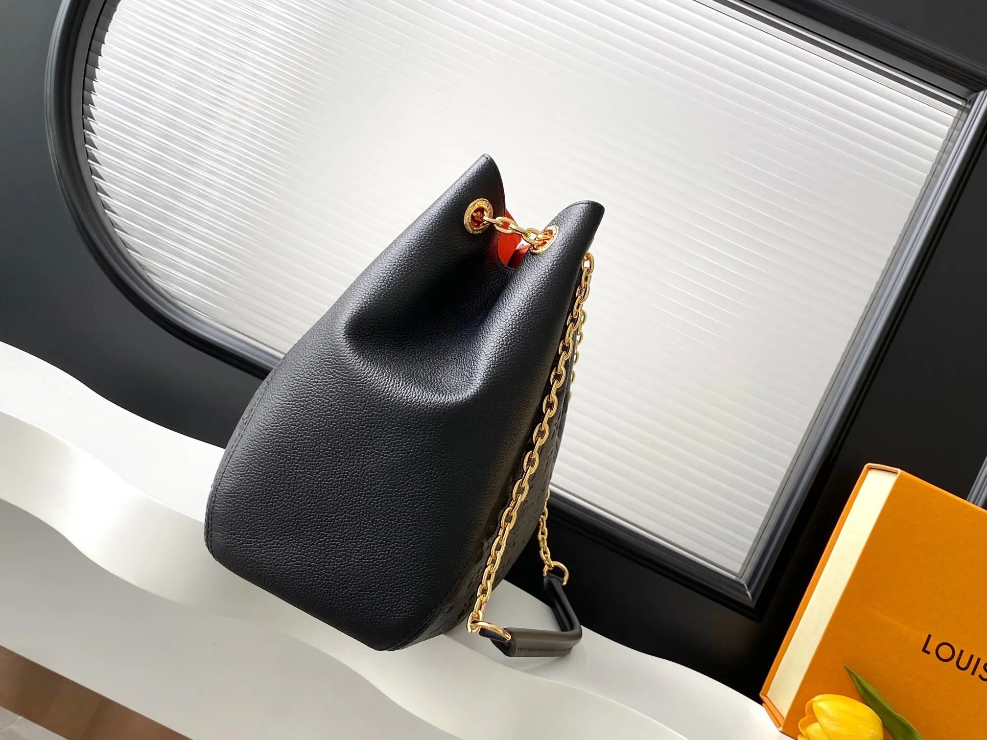 💰1100 (top-grain leather) top original single dynamic 163c01 chip top original single enhanced version】M14234 This Anytime medium handbag traces back to the Promenade handbag that was born in 1988, making it a good choice for daily commuting and weekend travel. The Monogram Empreinte leather bag is embellished with shiny metal hardware, and the LV padlock can be hung from the sliding chain shoulder strap, making it easy to explore a variety of styling possibilities and carrying methods.  27 cm