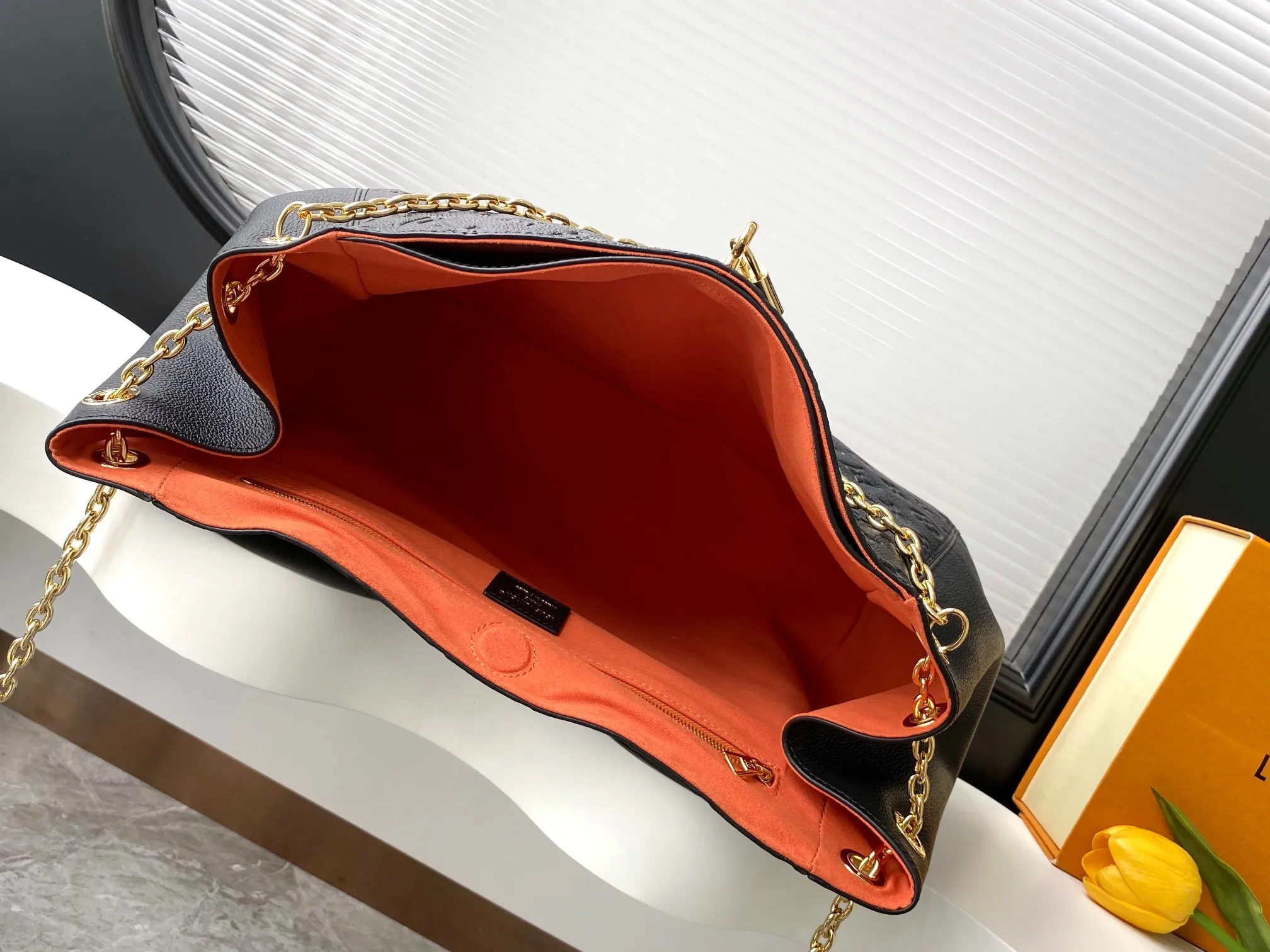 💰1100 (top-grain leather) top original single dynamic 163c01 chip top original single enhanced version】M14234 This Anytime medium handbag traces back to the Promenade handbag that was born in 1988, making it a good choice for daily commuting and weekend travel. The Monogram Empreinte leather bag is embellished with shiny metal hardware, and the LV padlock can be hung from the sliding chain shoulder strap, making it easy to explore a variety of styling possibilities and carrying methods.  27 cm