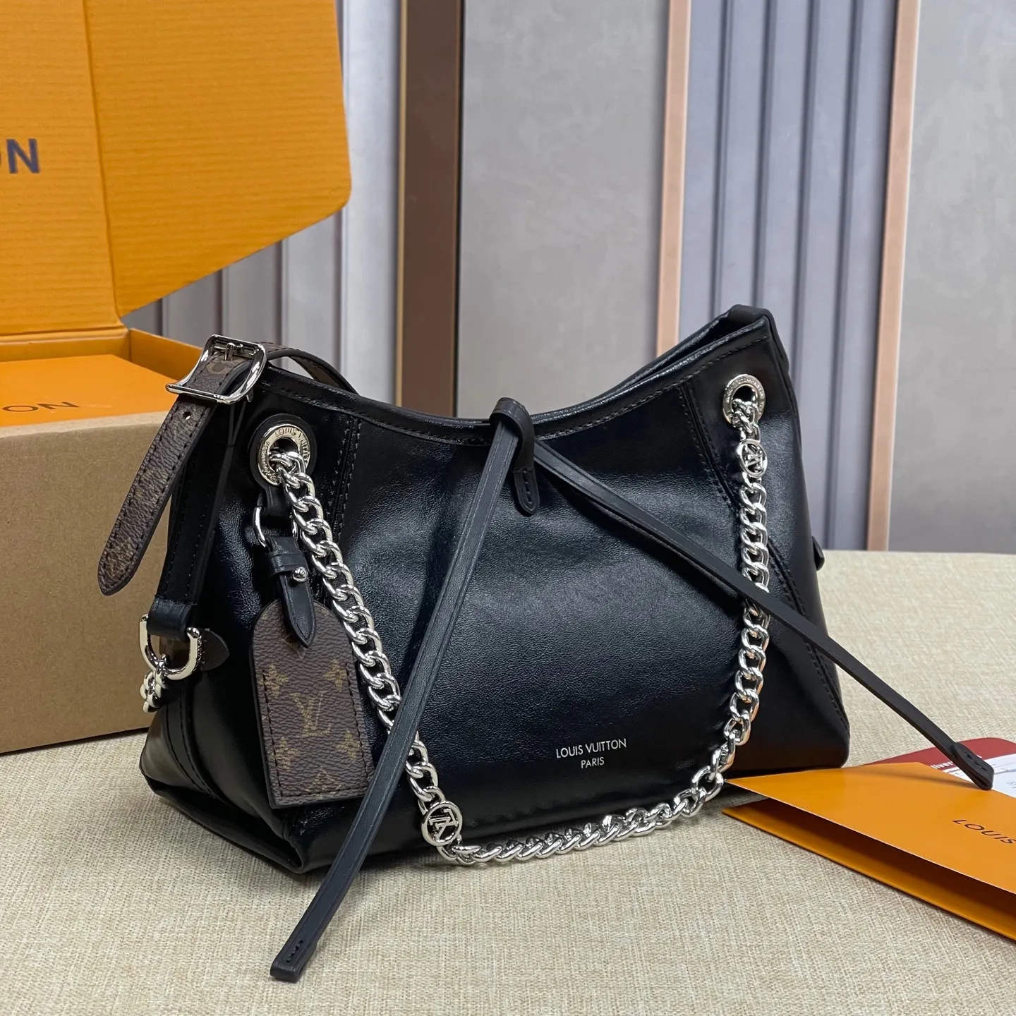 [Upgraded version] P520¥ New counter model·Upgraded version·High quality·With gift box🎁Packaging😘Model M12888 This CarryAll BB handbag is made of Monogram waxed leather and canvas, and is decorated with Monogram flowers on the dazzling chain, lighting up day and night occasions with a trendy look. A leather name tag complements the lace-up closure, and an interior zippered pocket provides easy access to your credit cards. 17 x 10 x 26 cm (height x width x length)