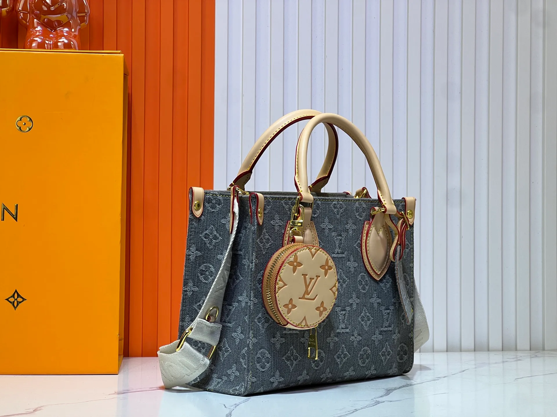 Batch 300💰Upgraded original M46373 This denim denim OnTheGo small handbag is combined with Monogram and Monogram Reverse canvas, and the Monogram Giant pattern is embellished on it. The Toron handle and the jacquard textured shoulder strap decorated with the brand's logo create a visual contrast, and the detachable coin bag is suitable for storing change or small items. It combines fashionable charm with various functions, making it a good daily companion. 25.0 x 19.0 x 11.5 cm (length x height x width)
