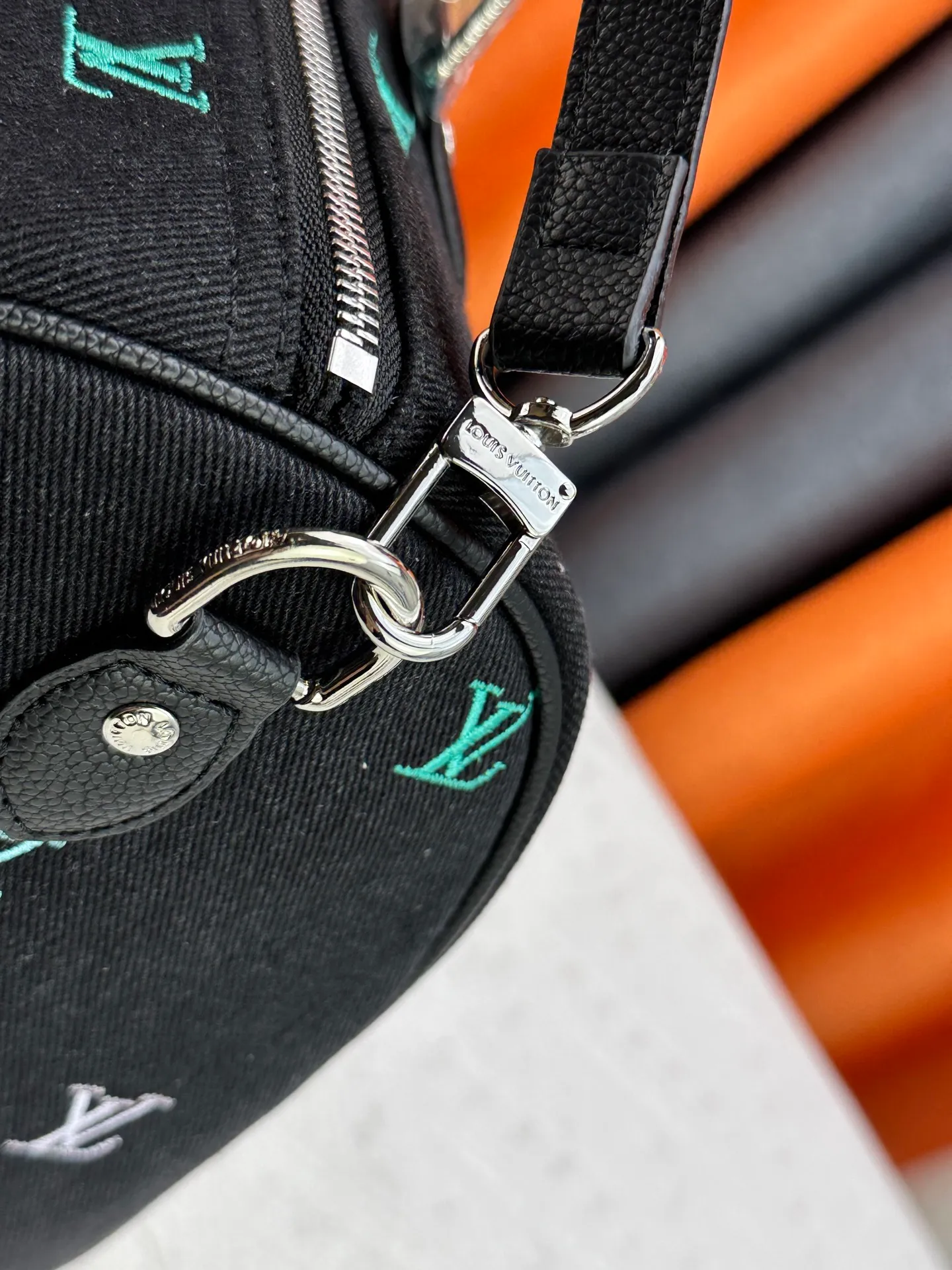 P320 M13966 Black denim embroidery Pharrell Williams uses deep LV Blason denim to interpret the Keepall Bandoulière 45 travel bag, using keen synesthesia to turn the beating notes into colorful LV letter embroidery, injecting elegance into the classic configuration. Detailed features40x27x20cm