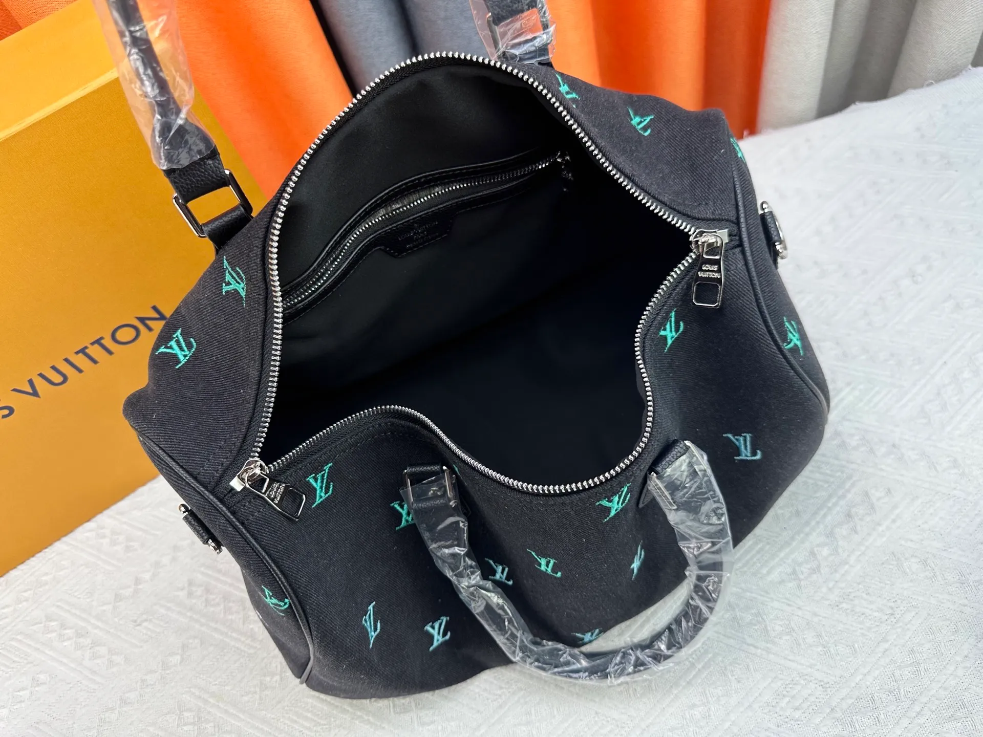 P320 M13966 Black denim embroidery Pharrell Williams uses deep LV Blason denim to interpret the Keepall Bandoulière 45 travel bag, using keen synesthesia to turn the beating notes into colorful LV letter embroidery, injecting elegance into the classic configuration. Detailed features40x27x20cm