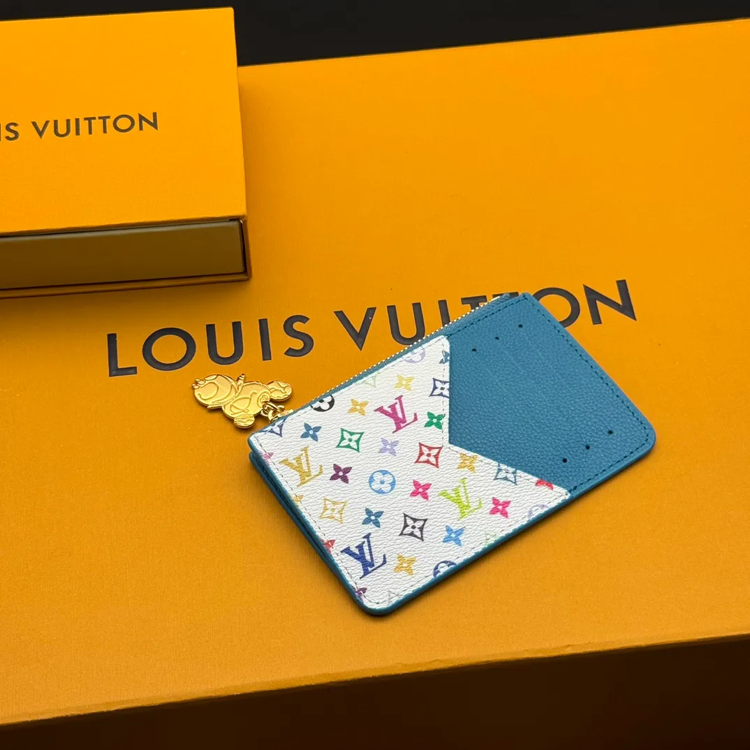 💰140 💎Top Original #Blue 🇫🇷 This Romy card holder is from the Louis Vuitton x Takashi Murakami cross-border collaboration series, rendering fresh colors in Monogram Empreinte leather, subtly paying tribute to the rainbow tones painted by Japanese artists. Colorful Monogram coated canvas accents the patch pockets, and the panda-shaped zipper pull of the zippered coin bag adds new season interest. Model: M13800 Dimensions: 8 x 0.8 x 12 cm (H x W x Length)