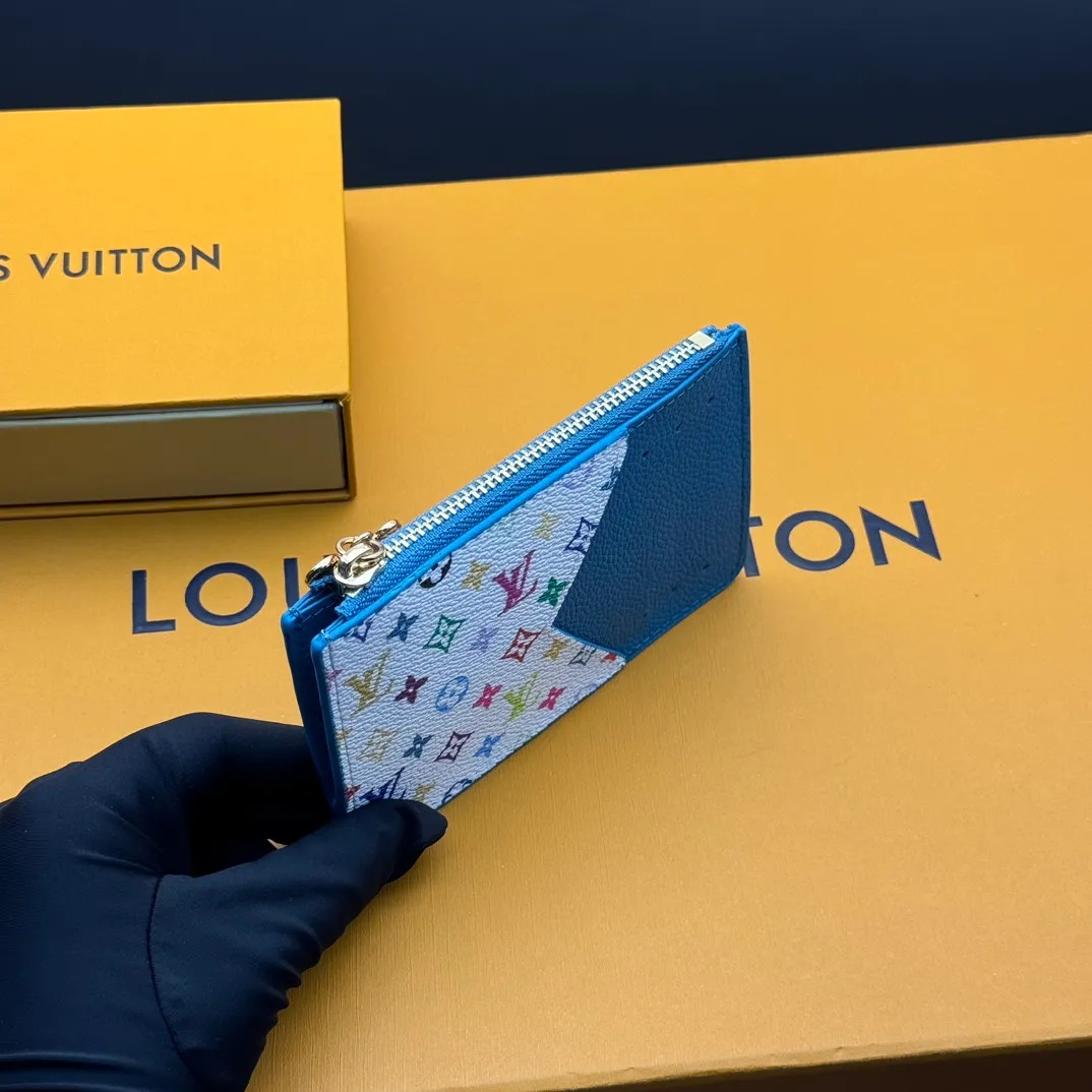 💰140 💎Top Original #Blue 🇫🇷 This Romy card holder is from the Louis Vuitton x Takashi Murakami cross-border collaboration series, rendering fresh colors in Monogram Empreinte leather, subtly paying tribute to the rainbow tones painted by Japanese artists. Colorful Monogram coated canvas accents the patch pockets, and the panda-shaped zipper pull of the zippered coin bag adds new season interest. Model: M13800 Dimensions: 8 x 0.8 x 12 cm (H x W x Length)