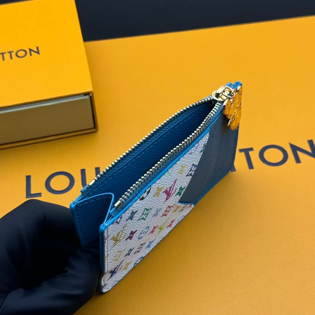 💰140 💎Top Original #Blue 🇫🇷 This Romy card holder is from the Louis Vuitton x Takashi Murakami cross-border collaboration series, rendering fresh colors in Monogram Empreinte leather, subtly paying tribute to the rainbow tones painted by Japanese artists. Colorful Monogram coated canvas accents the patch pockets, and the panda-shaped zipper pull of the zippered coin bag adds new season interest. Model: M13800 Dimensions: 8 x 0.8 x 12 cm (H x W x Length)