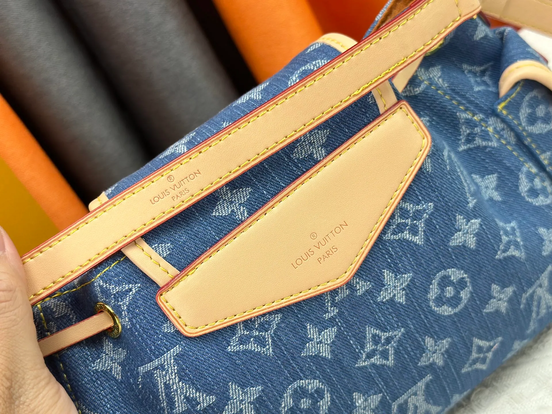 P290 Upgraded original M25085 This Odysée handbag is from the 2025 early autumn series, paying tribute to the brand heritage with a stylish everyday design. Dazzling buckles and detachable chains accentuate the Monogram canvas body, and the side pockets provide easy access to keys, lipstick and other small items. Dimensions: 27.0 x 17.0 x 12.0 cm (length x height x width)