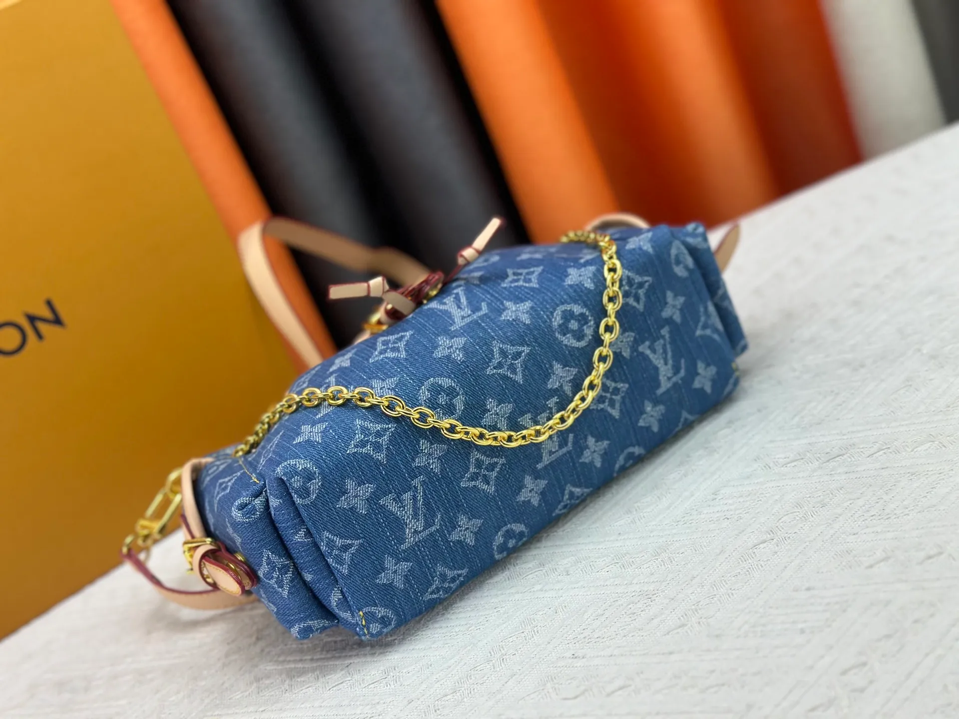 P290 Upgraded original M25085 This Odysée handbag is from the 2025 early autumn series, paying tribute to the brand heritage with a stylish everyday design. Dazzling buckles and detachable chains accentuate the Monogram canvas body, and the side pockets provide easy access to keys, lipstick and other small items. Dimensions: 27.0 x 17.0 x 12.0 cm (length x height x width)
