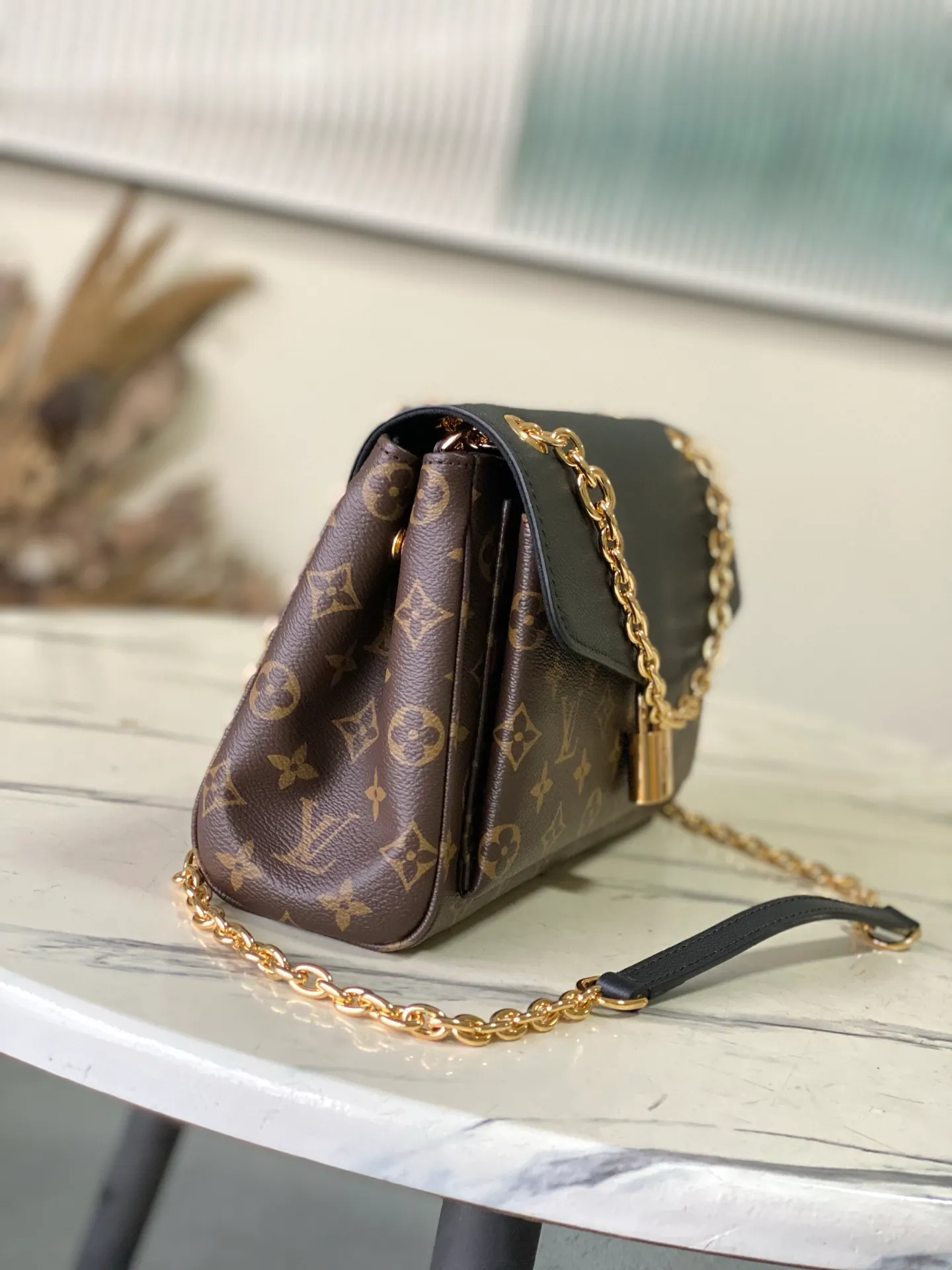 💰820 Top original order M26285 black large Saint-Germain PM handbag comes from the elegant Paris neighborhood. She is known by this name as an inspiration. This elegant single-frame canvas and leather model features a gold-tone chain and iconic LV padlock, a nod to Louis Vuitton's historic suitcases. The size is ideal for all essentials. With the external drawer, cards or keys can be taken with you wherever you go. The chain can be worn diagonally across the body or over the shoulder, and the bag can also be carried in the hand. Dimensions: 30.5 x 21 x 12.5 cm