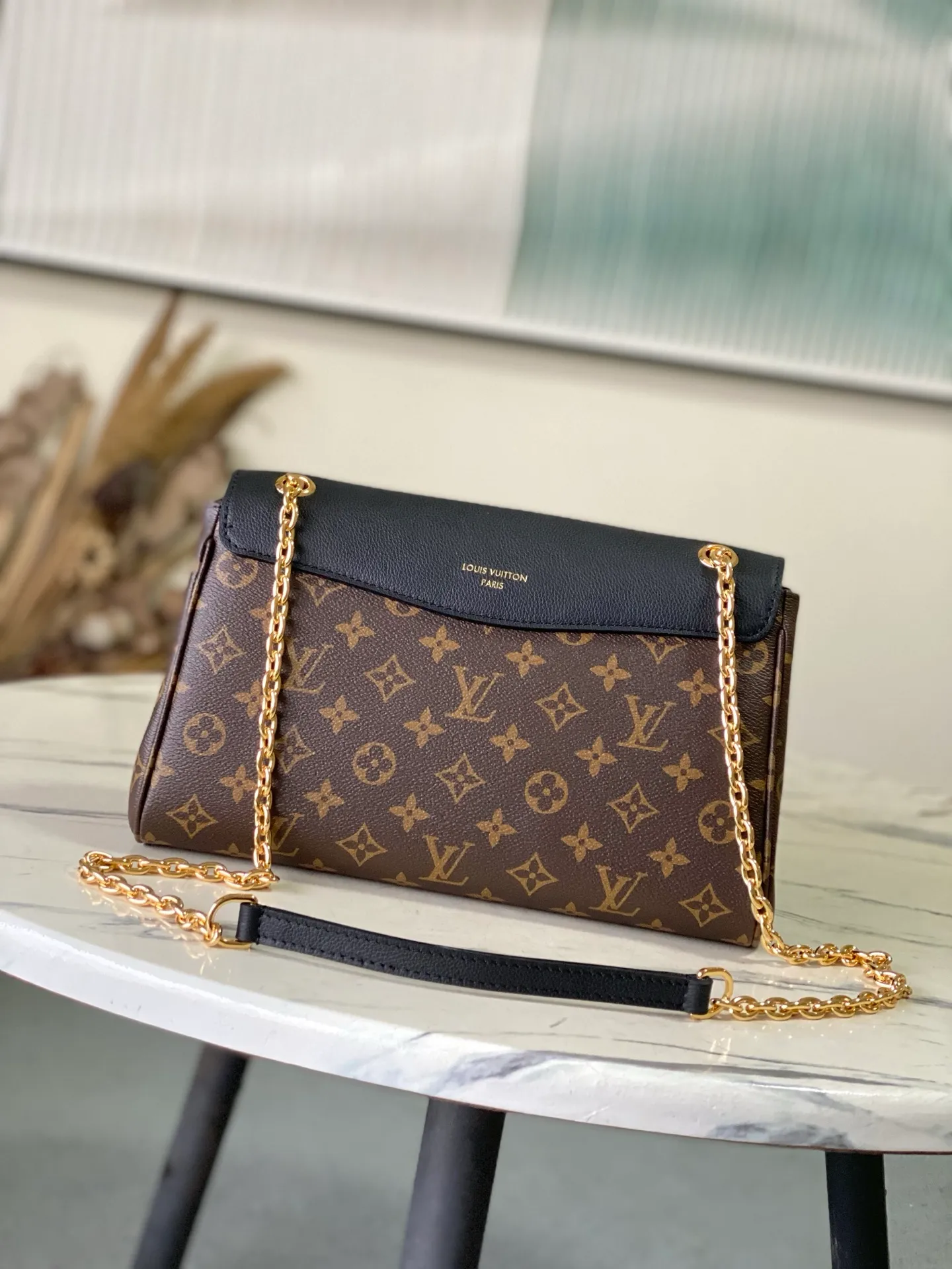 💰820 Top original order M26285 black large Saint-Germain PM handbag comes from the elegant Paris neighborhood. She is known by this name as an inspiration. This elegant single-frame canvas and leather model features a gold-tone chain and iconic LV padlock, a nod to Louis Vuitton's historic suitcases. The size is ideal for all essentials. With the external drawer, cards or keys can be taken with you wherever you go. The chain can be worn diagonally across the body or over the shoulder, and the bag can also be carried in the hand. Dimensions: 30.5 x 21 x 12.5 cm