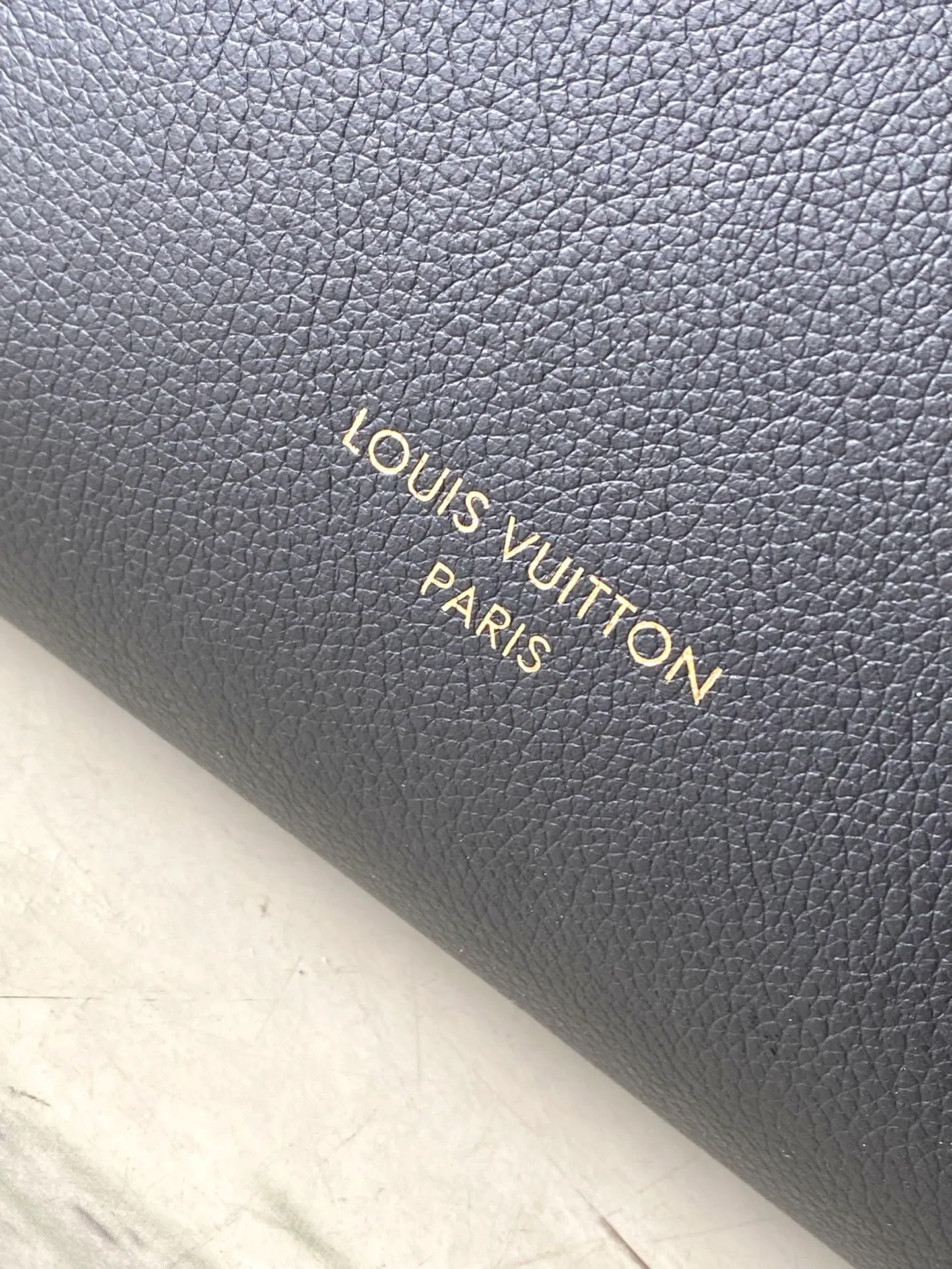💰1160 (top layer leather) top original order M24856 black. Support counter inspection. Photos taken of duty-free goods are consistent with the product without unpacking. This product is an exclusive duty-free product in the market and is the highest-end product. Inspection is supported. This product has passed strict inspection and is flawless. Please wear gloves when touching the product. This product is not returnable or exchangeable. Please confirm the product first and then remove the label on the handle. This product is temporarily not open to the public, only regular customers, and is in short supply. Dimensions: 31 x 35 x 18 cm