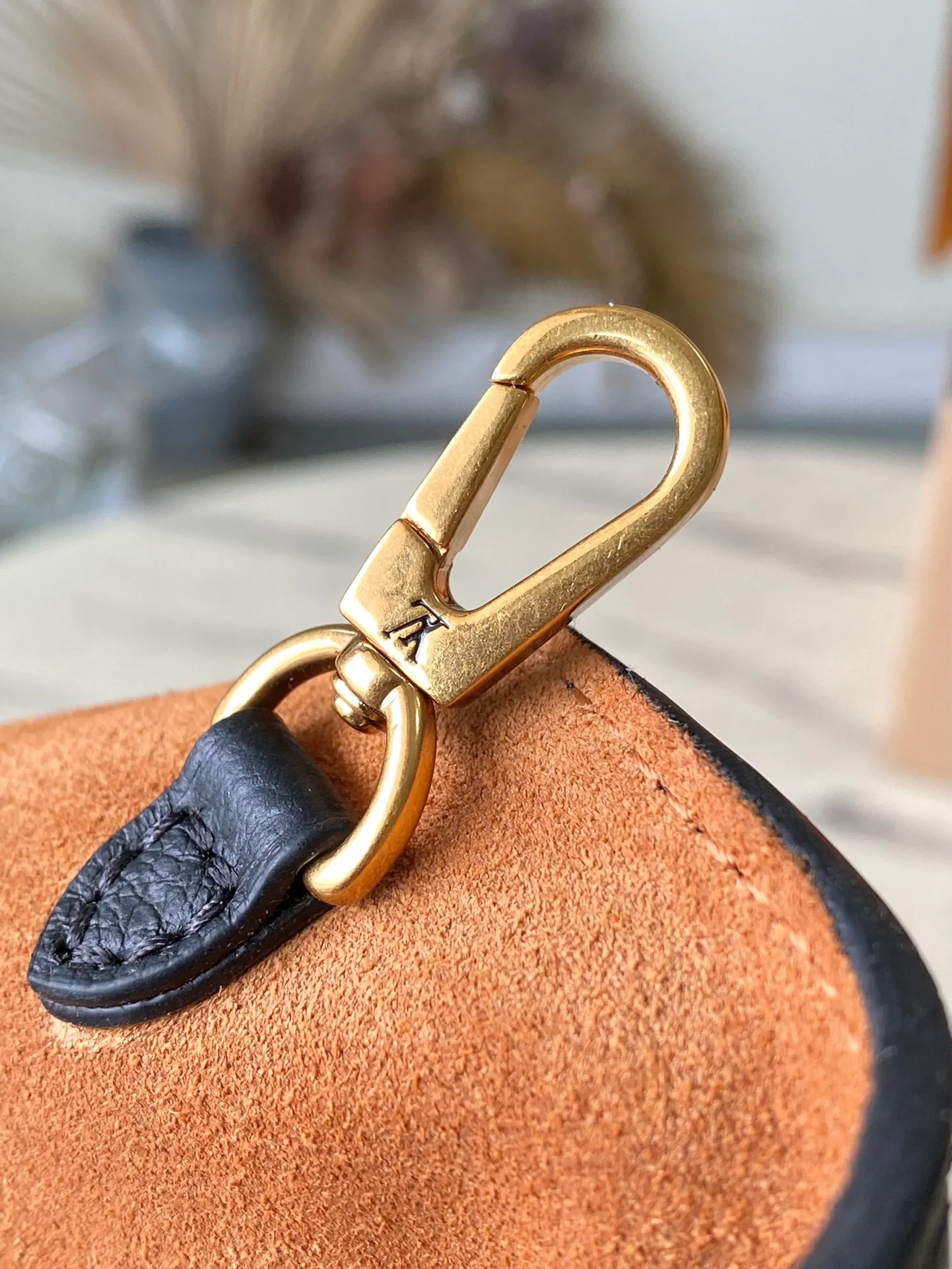💰1160 (top layer leather) top original order M24856 black. Support counter inspection. Photos taken of duty-free goods are consistent with the product without unpacking. This product is an exclusive duty-free product in the market and is the highest-end product. Inspection is supported. This product has passed strict inspection and is flawless. Please wear gloves when touching the product. This product is not returnable or exchangeable. Please confirm the product first and then remove the label on the handle. This product is temporarily not open to the public, only regular customers, and is in short supply. Dimensions: 31 x 35 x 18 cm