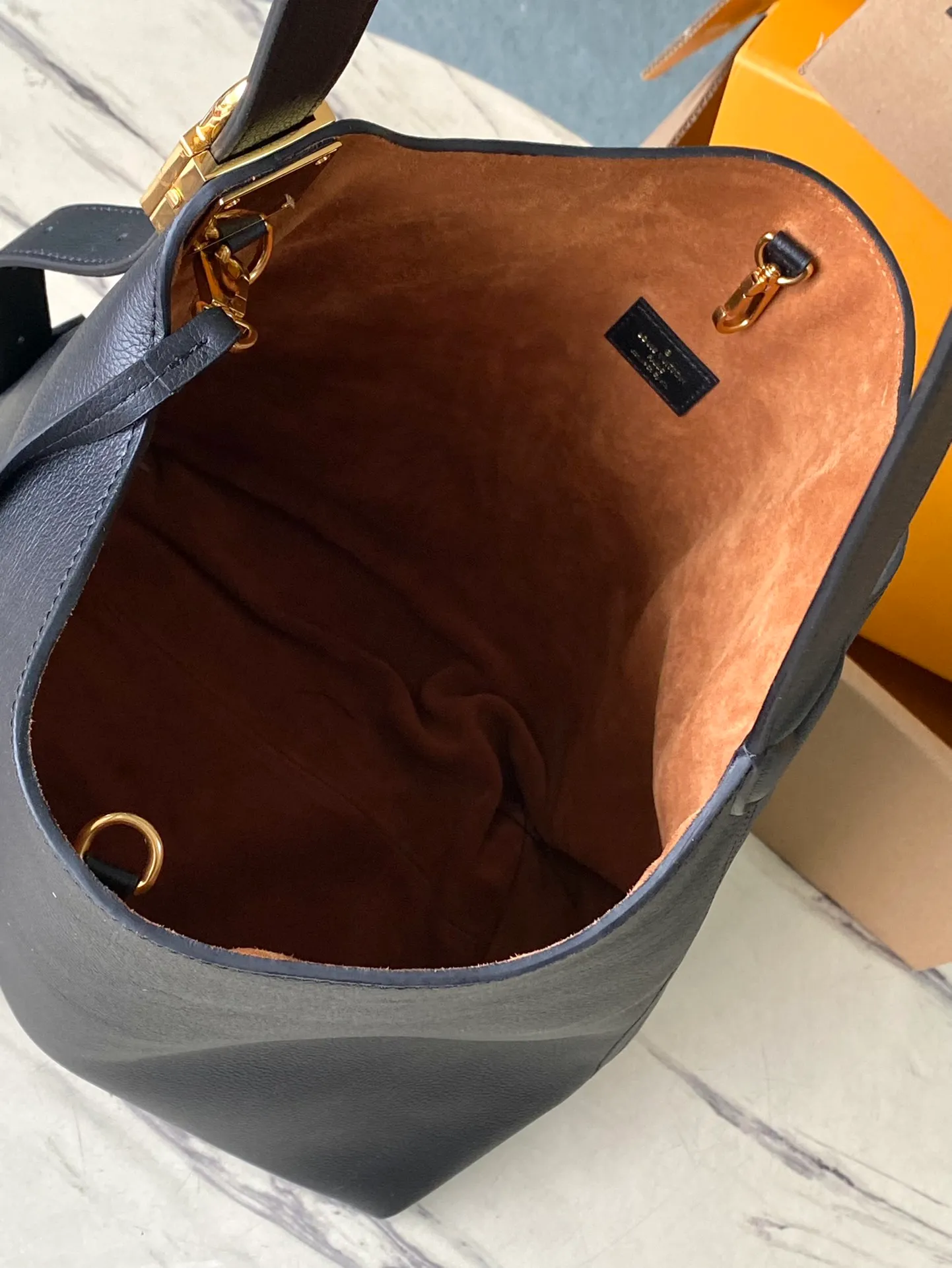 💰1160 (top layer leather) top original order M24856 black. Support counter inspection. Photos taken of duty-free goods are consistent with the product without unpacking. This product is an exclusive duty-free product in the market and is the highest-end product. Inspection is supported. This product has passed strict inspection and is flawless. Please wear gloves when touching the product. This product is not returnable or exchangeable. Please confirm the product first and then remove the label on the handle. This product is temporarily not open to the public, only regular customers, and is in short supply. Dimensions: 31 x 35 x 18 cm