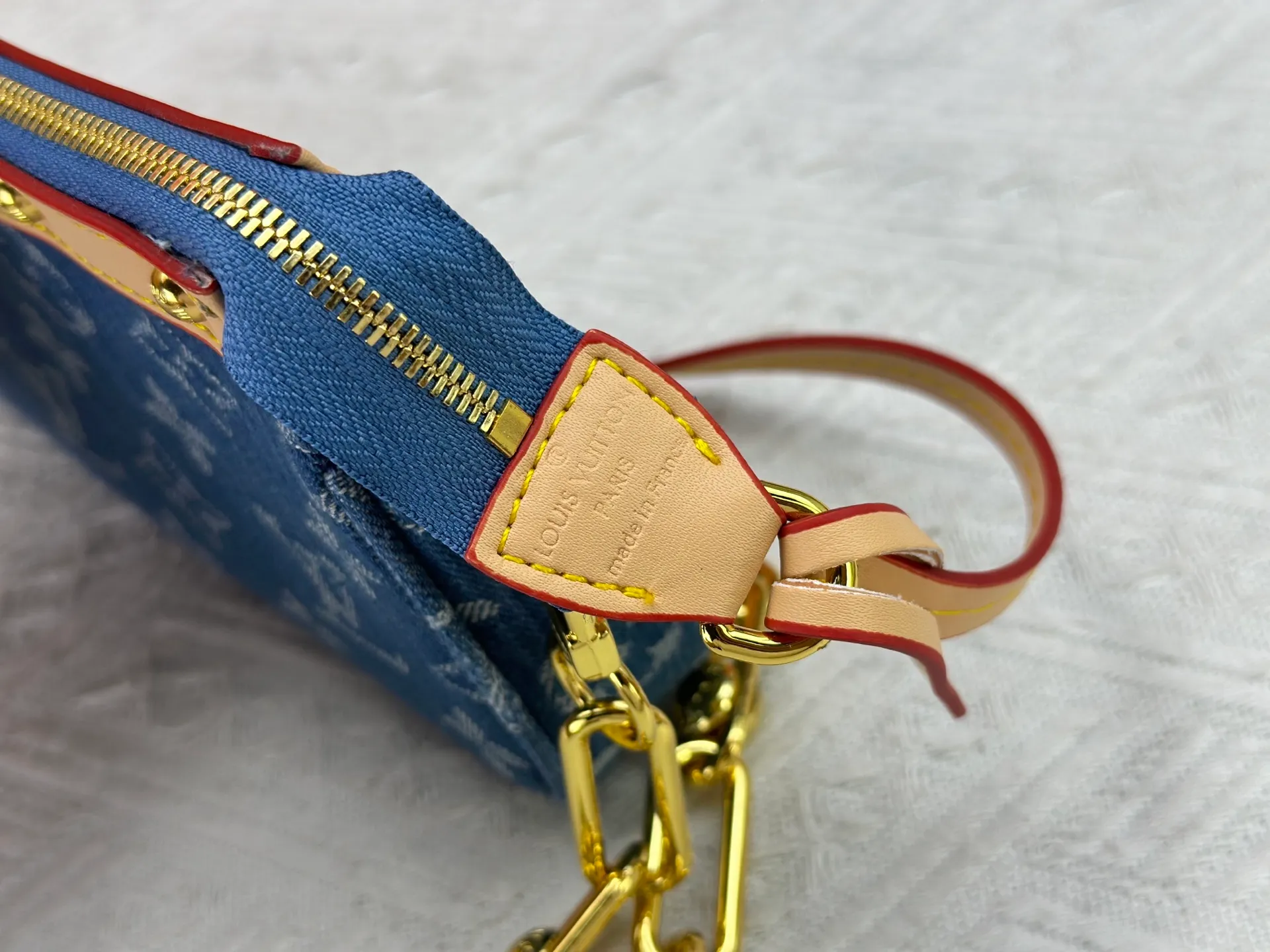 P230 M13404 Denim Denim This Pochette Accessoires handbag is made of coated canvas and uses colorful Monogram patterns to interpret the smart style of the Louis Vuitton x Murakami cross-border collaboration series. Calf leather trim and dazzling hardware add to the sophisticated details, while the detachable shoulder strap and chain provide flexible carry. Size: 22x13x4cm