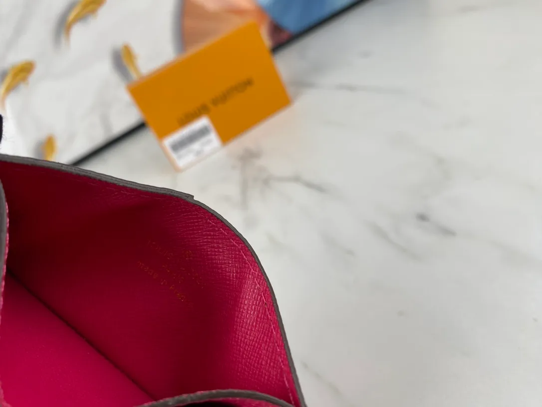 💰90💰M60166👏👏The Neo card holder made of Monogram Macassar canvas is the first choice for carrying important cards. Cowhide leather trim makes the classic Louis Vuitton pattern even more eye-catching. Dimensions: 11.0 x 7.0 x 0.6 cm