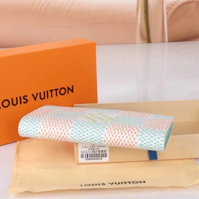 P140💰Model: 63212 Checkered Sky Blue New 2024 Spring and Summer The latest model of this pocket wallet combines the elegance of Damier Graphite canvas with the delicate texture of Epi leather, with stripes emblazoned with the Louis Vuitton logo. The elegant design can accommodate credit cards, banknotes and receipts, making it suitable for daily carrying or gift giving. Epi leather and Damier Graphite coated sail. Textile cowhide trimmed cowhide lining, card compartment, inner pocket, outer patch pocket. This product is produced in one of France, Spain, Italy and the United States; long clip size 11×19×2cm 62665 63212.