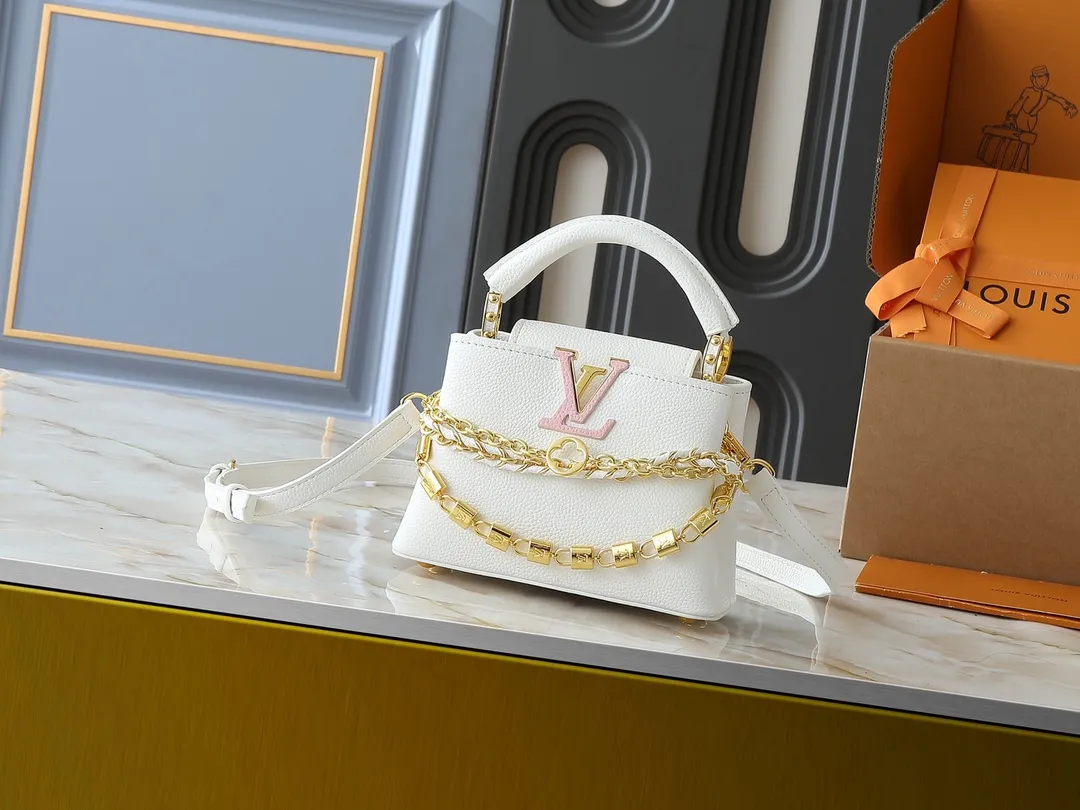 💰400💰Guangzhou goods Upgraded original version M12345 M12346 M12279 M11908 M11906 This Capucines mini handbag is from the Trilogy series. It is made of Taurillon cow leather to create an elegant structure, which can light up the evening look. A sumptuous chain appears with a mini padlock and an enamelled Monogram flower, while the flap opens externally or internally to an interior compartment with a card patch pocket. Dimensions: 21.0 x 13.6 x 8.0 cm (length x height x width)