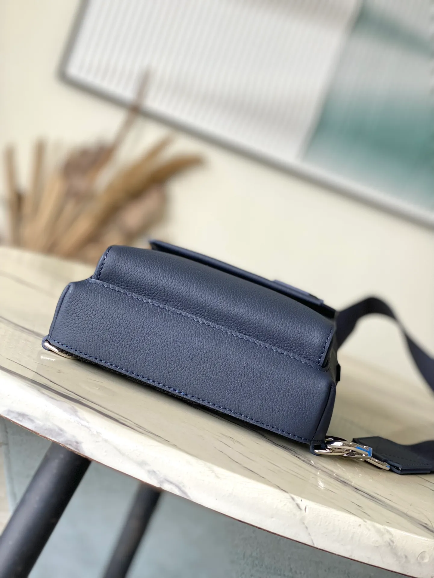💰1020 (First-Grade Leather) Top Original M11601 Blue This Pilot jm shoulder bag refers to the design of the popular Takeoff backpack, with a rounded shape, front flap and the iconic design of the LV Aerogram series. The magnetic closure ensures secure storage and access, and the adjustable shoulder strap can be attached to the left or right side of the bag. Dimensions: 20.0 x 30.0 x 4.0 cm