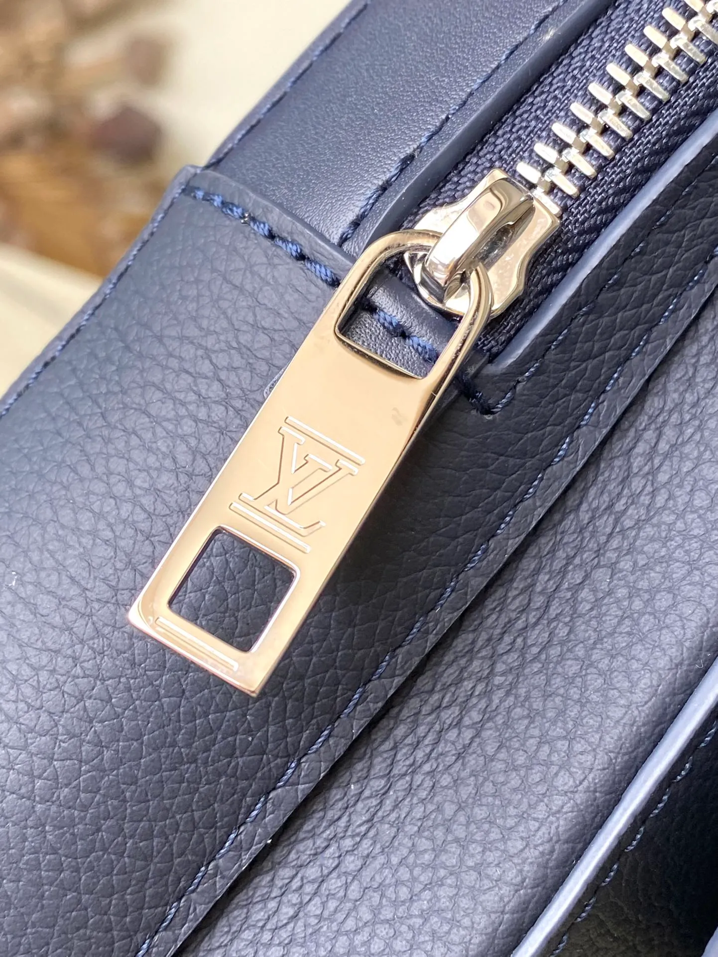 💰1020 (First-Grade Leather) Top Original M11601 Blue This Pilot jm shoulder bag refers to the design of the popular Takeoff backpack, with a rounded shape, front flap and the iconic design of the LV Aerogram series. The magnetic closure ensures secure storage and access, and the adjustable shoulder strap can be attached to the left or right side of the bag. Dimensions: 20.0 x 30.0 x 4.0 cm