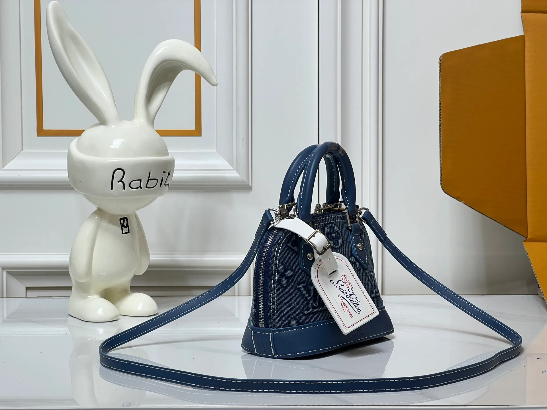Batch 280💰Upgraded original embossed denim [Alma Nano shell handbag] M82717 mini shell bag series New launch Nano Alma handbag Reproduce the nano Alma of the symbolic Alma bag with a miniature version. Louis Vuitton's signature Monogram canvas material harmonizes with the natural leather upholstery. Expertly crafted items that combine traditional charm with modern functionality. Opening the double zippers reveals an interior design with surprisingly ample storage space. With two leather handles and an adjustable, removable shoulder strap, it can be styled in a variety of ways.  Dimensions: 18 x 12 x 8 cm