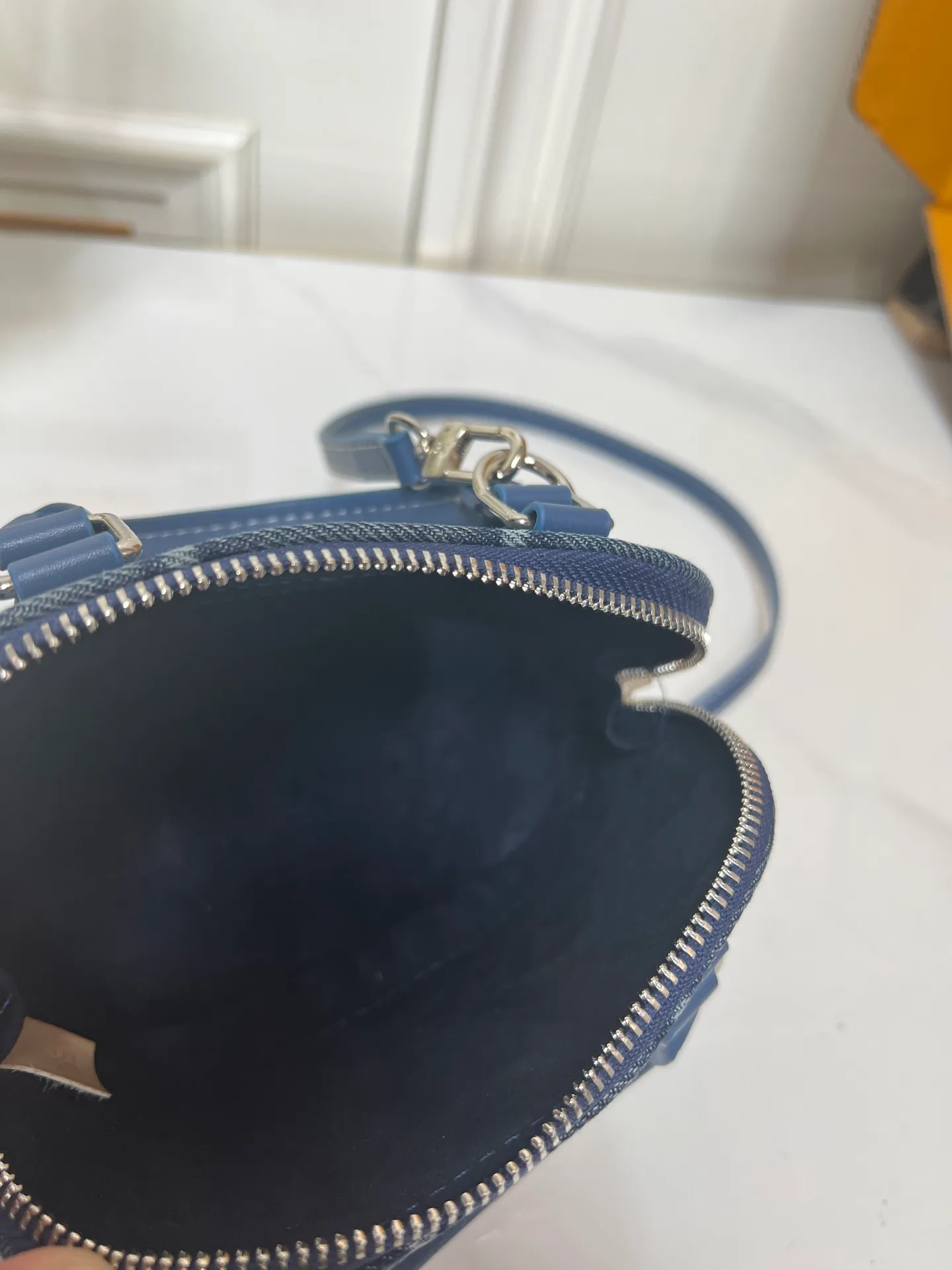 Batch 280💰Upgraded original embossed denim [Alma Nano shell handbag] M82717 mini shell bag series New launch Nano Alma handbag Reproduce the nano Alma of the symbolic Alma bag with a miniature version. Louis Vuitton's signature Monogram canvas material harmonizes with the natural leather upholstery. Expertly crafted items that combine traditional charm with modern functionality. Opening the double zippers reveals an interior design with surprisingly ample storage space. With two leather handles and an adjustable, removable shoulder strap, it can be styled in a variety of ways.  Dimensions: 18 x 12 x 8 cm