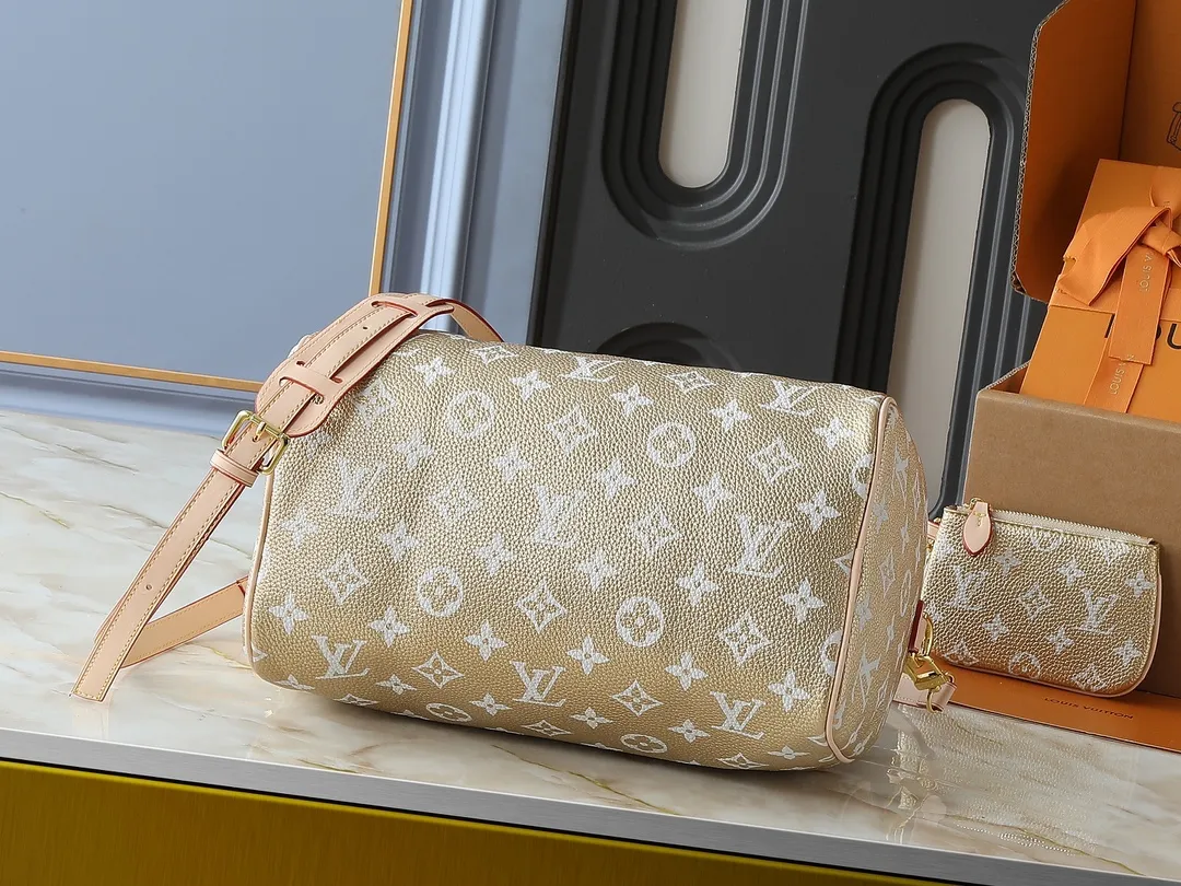 💰300💰Upgraded from the original M40391 M24426 M24425 M24424 M24423 M24443 M. This Speedy Bandoulière 30 Monogram Leather handbag is made of soft cow leather and uses the Monogram pattern to reproduce the elegant look and feel of the canvas print. Dazzling metal hardware, sheepskin lining and nameplate all reflect Creative Director Pharrell Williams' relentless attention to detail. Dimensions: 30x21x17cm (length x height x width)