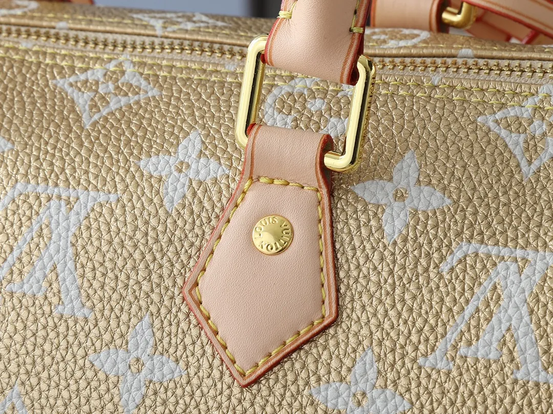 💰300💰Upgraded from the original M40391 M24426 M24425 M24424 M24423 M24443 M. This Speedy Bandoulière 30 Monogram Leather handbag is made of soft cow leather and uses the Monogram pattern to reproduce the elegant look and feel of the canvas print. Dazzling metal hardware, sheepskin lining and nameplate all reflect Creative Director Pharrell Williams' relentless attention to detail. Dimensions: 30x21x17cm (length x height x width)