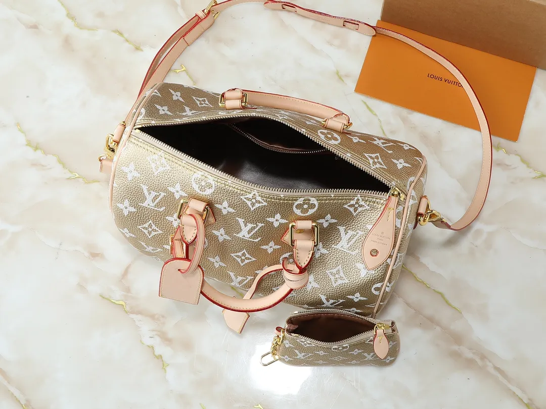 💰300💰Upgraded from the original M40391 M24426 M24425 M24424 M24423 M24443 M. This Speedy Bandoulière 30 Monogram Leather handbag is made of soft cow leather and uses the Monogram pattern to reproduce the elegant look and feel of the canvas print. Dazzling metal hardware, sheepskin lining and nameplate all reflect Creative Director Pharrell Williams' relentless attention to detail. Dimensions: 30x21x17cm (length x height x width)