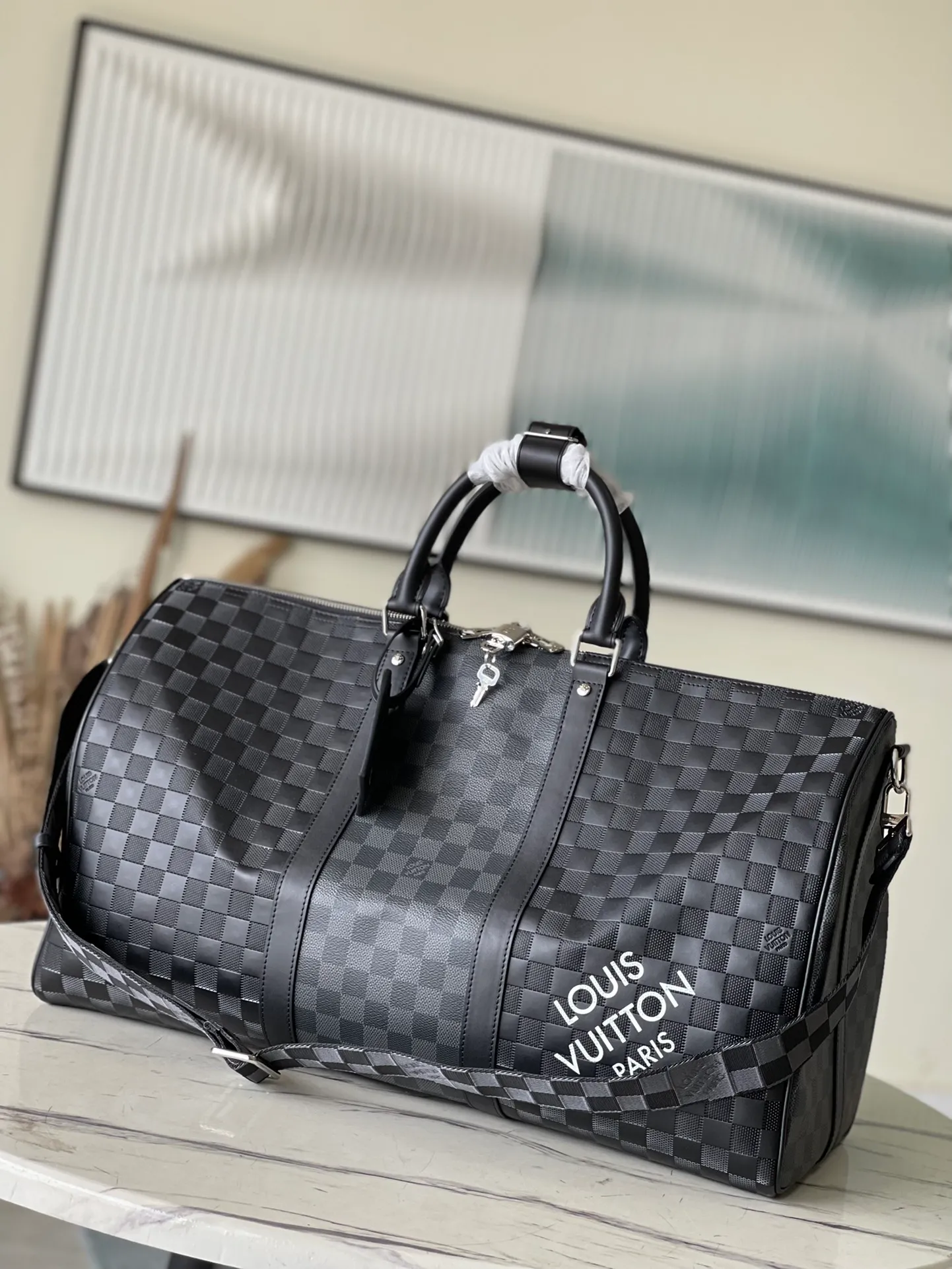 💰1340 (top-grain leather) top original order N40443 KEEPALL BANDOULIÈRE 50 travel bag This Keepall BANDOULIÈRE travel bag is embossed with classic Monogram elements on the surface of fine cowhide, presenting a Monogram Seal pattern. Its unique texture is like the sealing wax of old letters. Plenty of space and a detachable shoulder strap make it easy to carry on holiday excursions. Dimensions: 50 x 29 x 23 cm