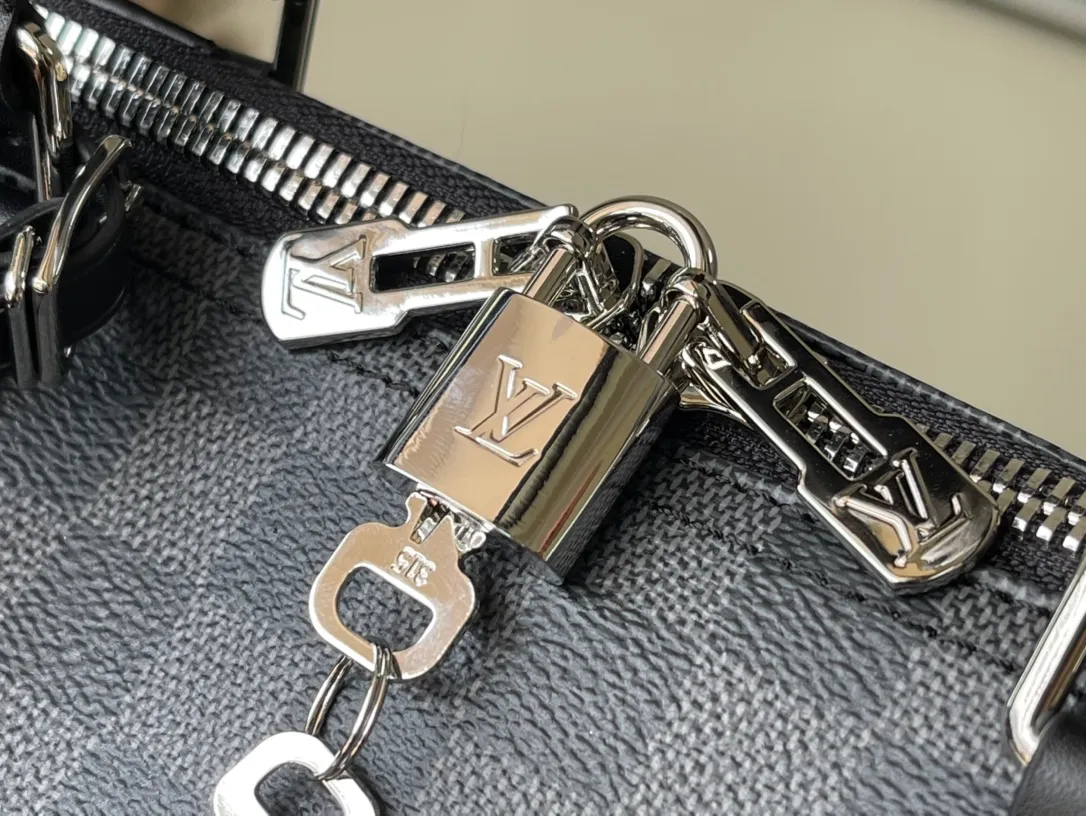 💰1340 (top-grain leather) top original order N40443 KEEPALL BANDOULIÈRE 50 travel bag This Keepall BANDOULIÈRE travel bag is embossed with classic Monogram elements on the surface of fine cowhide, presenting a Monogram Seal pattern. Its unique texture is like the sealing wax of old letters. Plenty of space and a detachable shoulder strap make it easy to carry on holiday excursions. Dimensions: 50 x 29 x 23 cm
