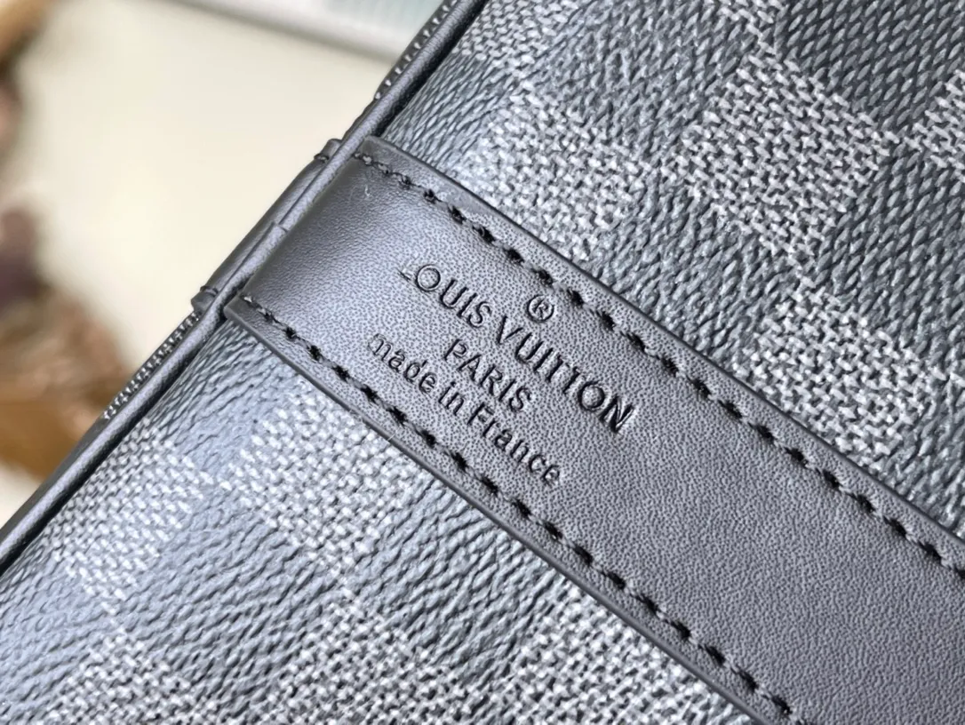 💰1340 (top-grain leather) top original order N40443 KEEPALL BANDOULIÈRE 50 travel bag This Keepall BANDOULIÈRE travel bag is embossed with classic Monogram elements on the surface of fine cowhide, presenting a Monogram Seal pattern. Its unique texture is like the sealing wax of old letters. Plenty of space and a detachable shoulder strap make it easy to carry on holiday excursions. Dimensions: 50 x 29 x 23 cm