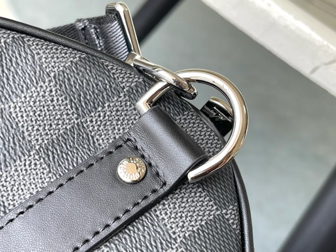 💰1340 (top-grain leather) top original order N40443 KEEPALL BANDOULIÈRE 50 travel bag This Keepall BANDOULIÈRE travel bag is embossed with classic Monogram elements on the surface of fine cowhide, presenting a Monogram Seal pattern. Its unique texture is like the sealing wax of old letters. Plenty of space and a detachable shoulder strap make it easy to carry on holiday excursions. Dimensions: 50 x 29 x 23 cm