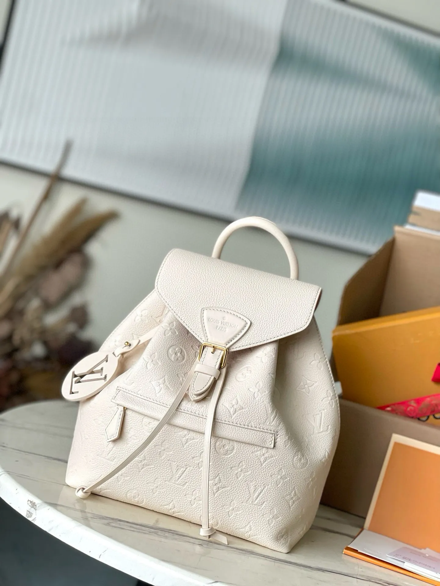 💰1140 (top layer leather) top original M45397 white Montsouris backpack is covered in Monogram Empreinte embossed leather, embellished with vintage metal buckles and charms. The zippered outer pocket allows for easy access, and the adjustable shoulder strap provides a comfortable shoulder carrying experience. Dimensions: 27.5 x 33.0 x 14.0 cm