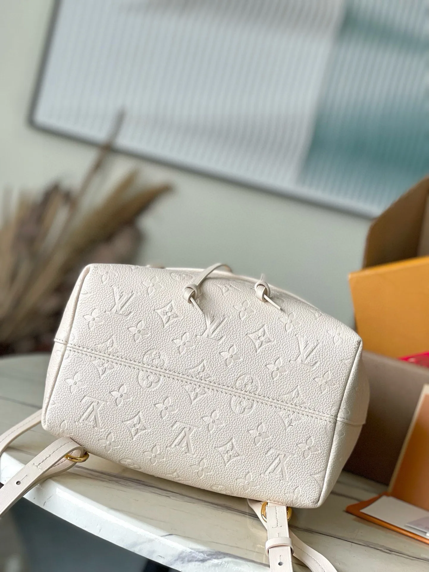 💰1140 (top layer leather) top original M45397 white Montsouris backpack is covered in Monogram Empreinte embossed leather, embellished with vintage metal buckles and charms. The zippered outer pocket allows for easy access, and the adjustable shoulder strap provides a comfortable shoulder carrying experience. Dimensions: 27.5 x 33.0 x 14.0 cm