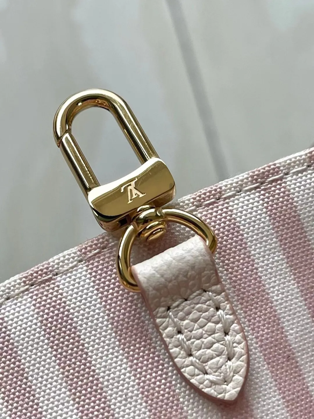 💰1060 (top-grain leather) top-quality original M14403 This OnTheGo small handbag renews the brand's classic Monogram Empreinte leather, using the same tone to outline the pattern. The detachable metal chain accentuates the details, the striped fabric lining adds an elegant touch, and the detachable shoulder strap allows for shoulder or cross-body wear. Dimensions: 25 × 19 × 11.5 cm