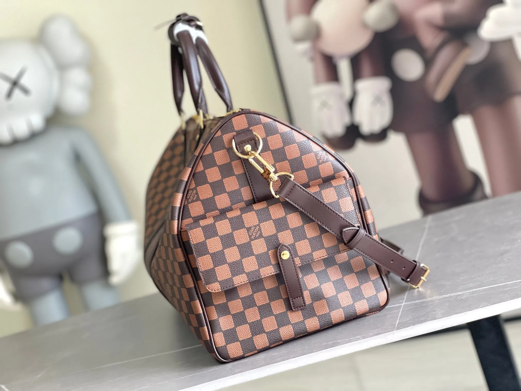 💰1420 Top original single m40799 men's bag pillow bag series KEEPALL 50 travel bag made of fine grain Taurillon Monogram leather, the color embellishment on the dark Monogram canvas injects vitality into the design. Blue flame rose silk screen printing, handbag details echo the original design, including leather top handles and side straps and other details, and has a detachable and adjustable length wide shoulder strap, which can be carried on the shoulder or crossbody. Dimensions: 50x29x22 cm