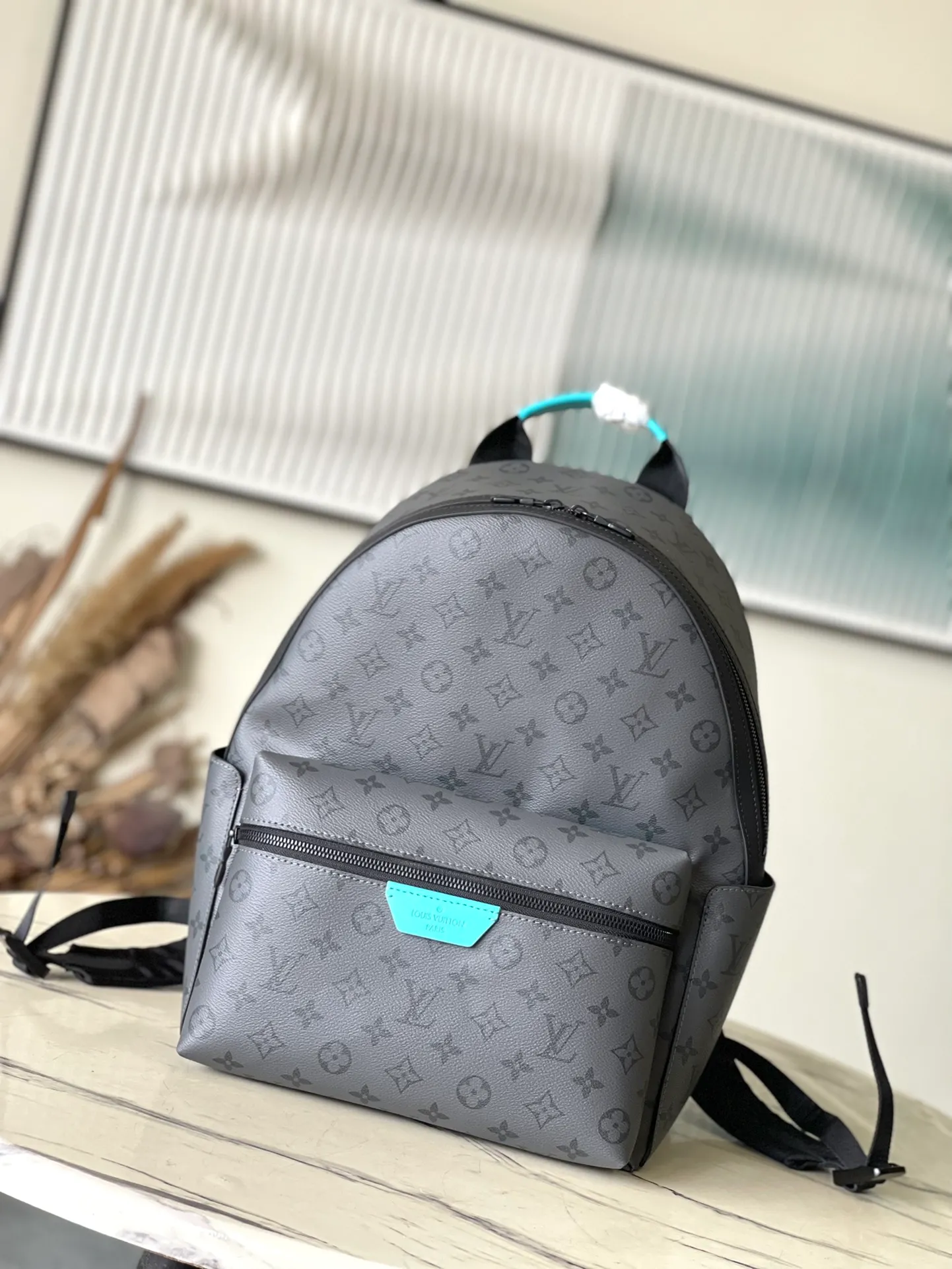 💰1020 Top Original M11641 This Discovery small backpack is made of dark Monogram Eclipse Reverse Jm canvas, and then the leather label, zipper edge and top handle are dip-dyed in bright colors. The zippered front pocket and open side pockets complete the details, making it a perfect choice for everyday carry. Dimensions: 29 × 38 × 20 cm