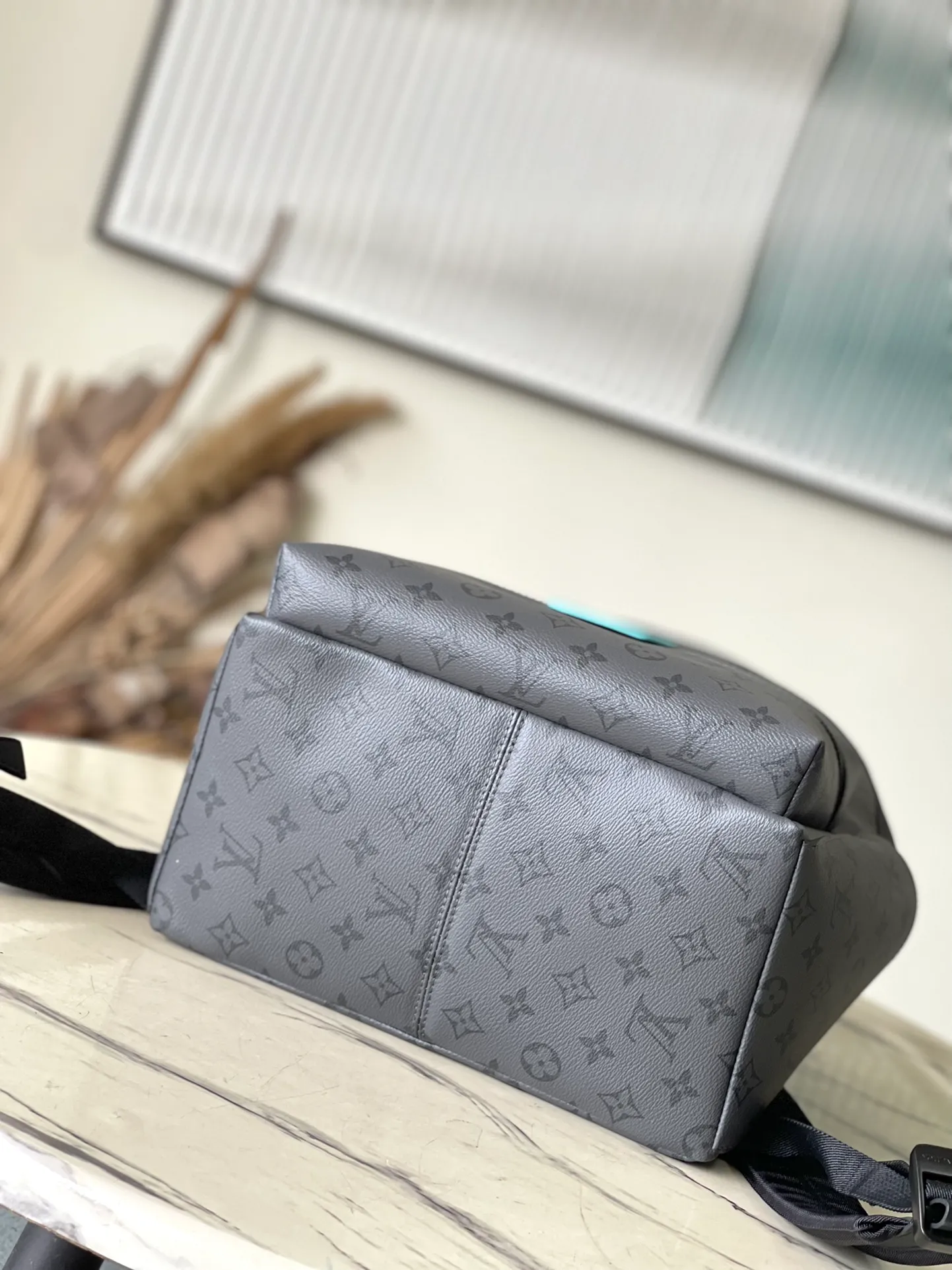 💰1020 Top Original M11641 This Discovery small backpack is made of dark Monogram Eclipse Reverse Jm canvas, and then the leather label, zipper edge and top handle are dip-dyed in bright colors. The zippered front pocket and open side pockets complete the details, making it a perfect choice for everyday carry. Dimensions: 29 × 38 × 20 cm