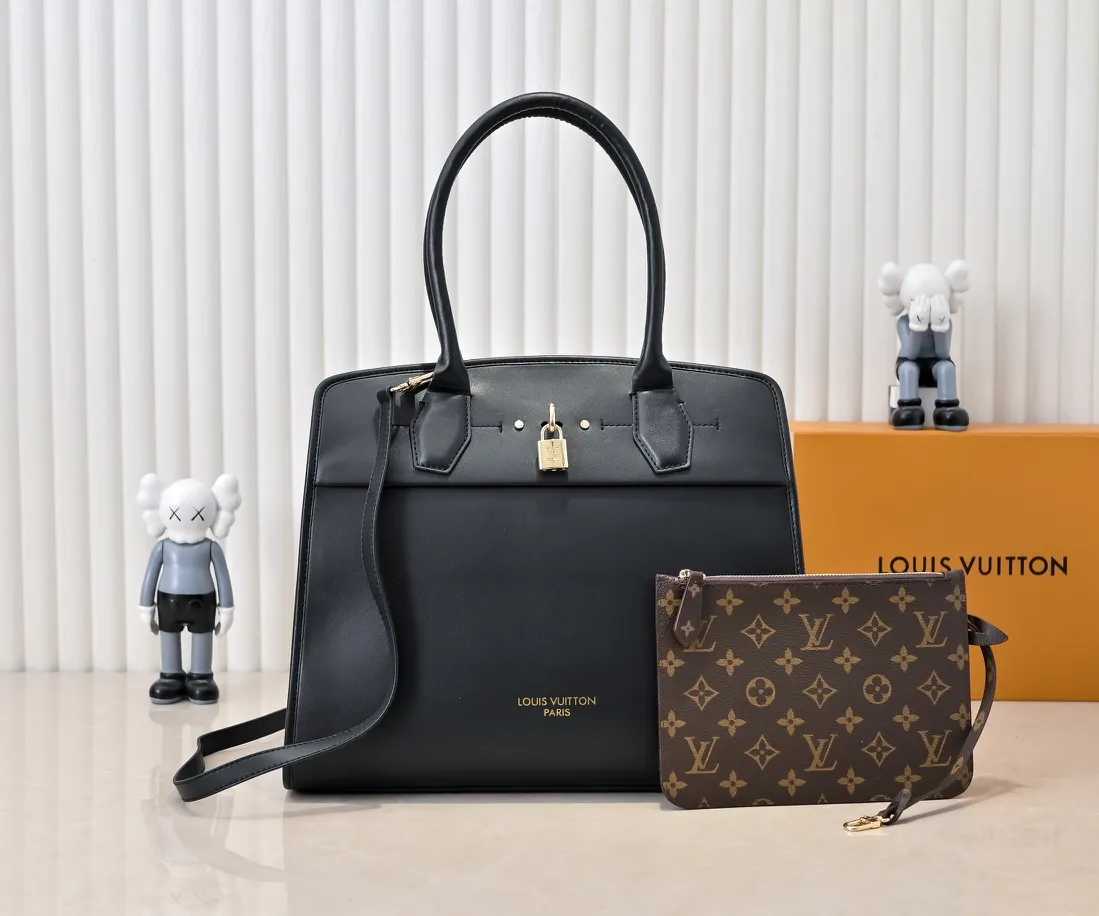 Batch 💰Small 360 💰Large 190 M12005 M12556 M12337 This large City Steamer handbag draws inspiration from the design of suitcases built for cruise ships in 1901, making its eye-catching appearance at the 2024 autumn and winter ready-to-wear show. Grained Millesime leather and shearling leather trims add seasonal flair, an embossed padlock and hot-stamped LV Circle logo add a modern twist, and a removable Monogram storage bag makes it easy to store valuables. Size: large size 35x42x21cm, small size 30x36x17
