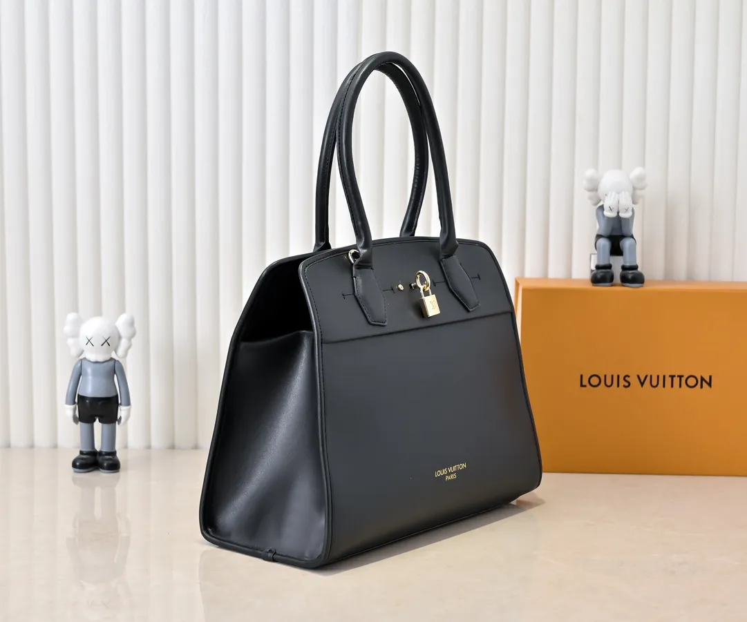 Batch 💰Small 360 💰Large 190 M12005 M12556 M12337 This large City Steamer handbag draws inspiration from the design of suitcases built for cruise ships in 1901, making its eye-catching appearance at the 2024 autumn and winter ready-to-wear show. Grained Millesime leather and shearling leather trims add seasonal flair, an embossed padlock and hot-stamped LV Circle logo add a modern twist, and a removable Monogram storage bag makes it easy to store valuables. Size: large size 35x42x21cm, small size 30x36x17