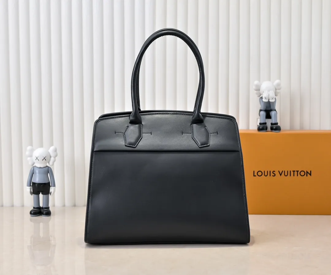 Batch 💰Small 360 💰Large 190 M12005 M12556 M12337 This large City Steamer handbag draws inspiration from the design of suitcases built for cruise ships in 1901, making its eye-catching appearance at the 2024 autumn and winter ready-to-wear show. Grained Millesime leather and shearling leather trims add seasonal flair, an embossed padlock and hot-stamped LV Circle logo add a modern twist, and a removable Monogram storage bag makes it easy to store valuables. Size: large size 35x42x21cm, small size 30x36x17