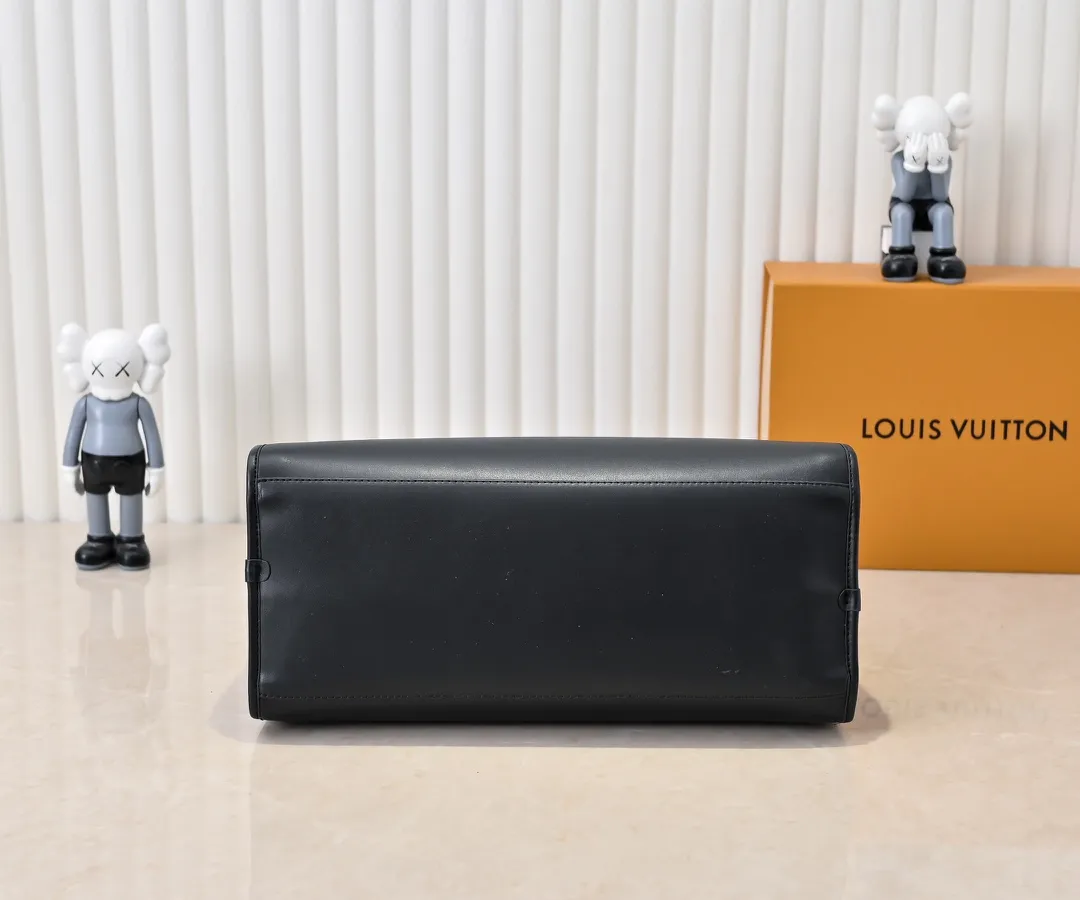 Batch 💰Small 360 💰Large 190 M12005 M12556 M12337 This large City Steamer handbag draws inspiration from the design of suitcases built for cruise ships in 1901, making its eye-catching appearance at the 2024 autumn and winter ready-to-wear show. Grained Millesime leather and shearling leather trims add seasonal flair, an embossed padlock and hot-stamped LV Circle logo add a modern twist, and a removable Monogram storage bag makes it easy to store valuables. Size: large size 35x42x21cm, small size 30x36x17