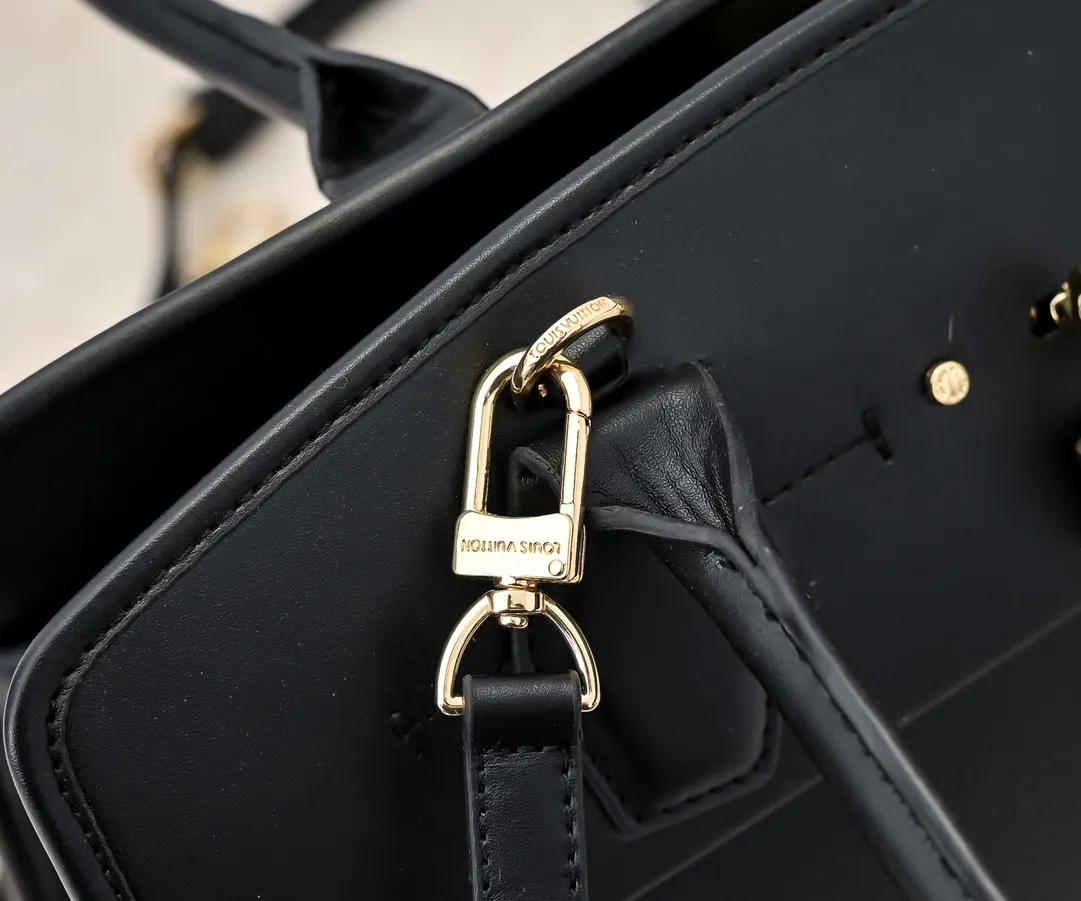 Batch 💰Small 360 💰Large 190 M12005 M12556 M12337 This large City Steamer handbag draws inspiration from the design of suitcases built for cruise ships in 1901, making its eye-catching appearance at the 2024 autumn and winter ready-to-wear show. Grained Millesime leather and shearling leather trims add seasonal flair, an embossed padlock and hot-stamped LV Circle logo add a modern twist, and a removable Monogram storage bag makes it easy to store valuables. Size: large size 35x42x21cm, small size 30x36x17