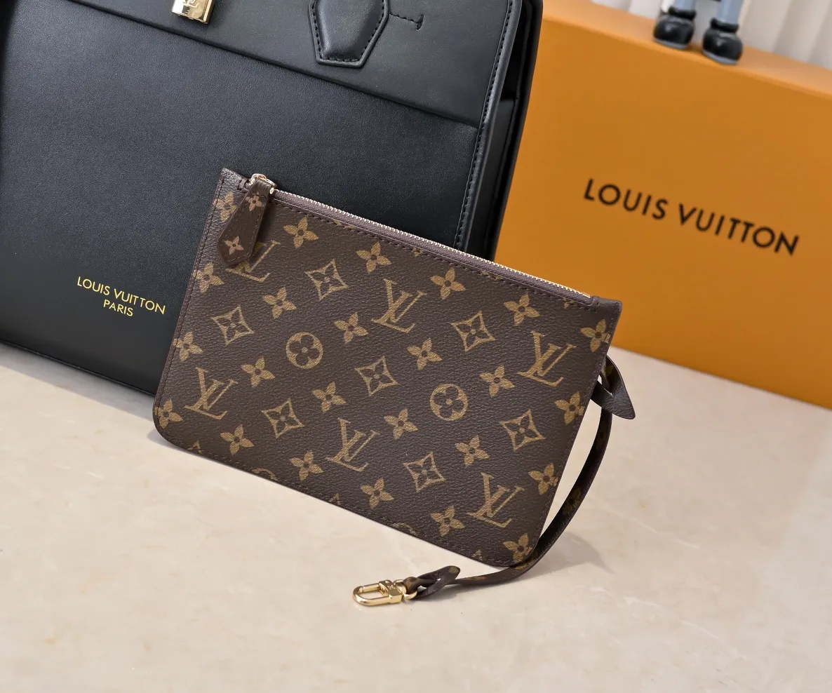 Batch 💰Small 360 💰Large 190 M12005 M12556 M12337 This large City Steamer handbag draws inspiration from the design of suitcases built for cruise ships in 1901, making its eye-catching appearance at the 2024 autumn and winter ready-to-wear show. Grained Millesime leather and shearling leather trims add seasonal flair, an embossed padlock and hot-stamped LV Circle logo add a modern twist, and a removable Monogram storage bag makes it easy to store valuables. Size: large size 35x42x21cm, small size 30x36x17
