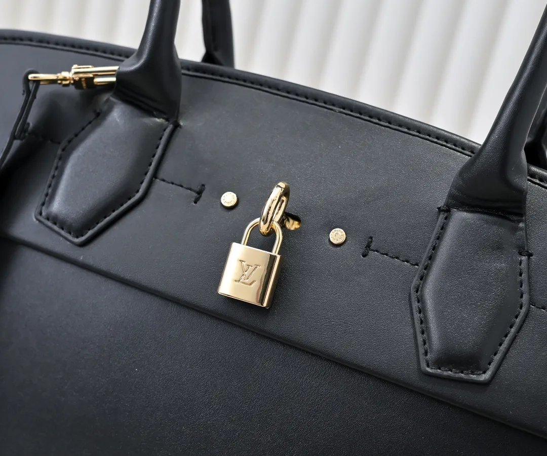 Batch 💰Small 360 💰Large 190 M12005 M12556 M12337 This large City Steamer handbag draws inspiration from the design of suitcases built for cruise ships in 1901, making its eye-catching appearance at the 2024 autumn and winter ready-to-wear show. Grained Millesime leather and shearling leather trims add seasonal flair, an embossed padlock and hot-stamped LV Circle logo add a modern twist, and a removable Monogram storage bag makes it easy to store valuables. Size: large size 35x42x21cm, small size 30x36x17