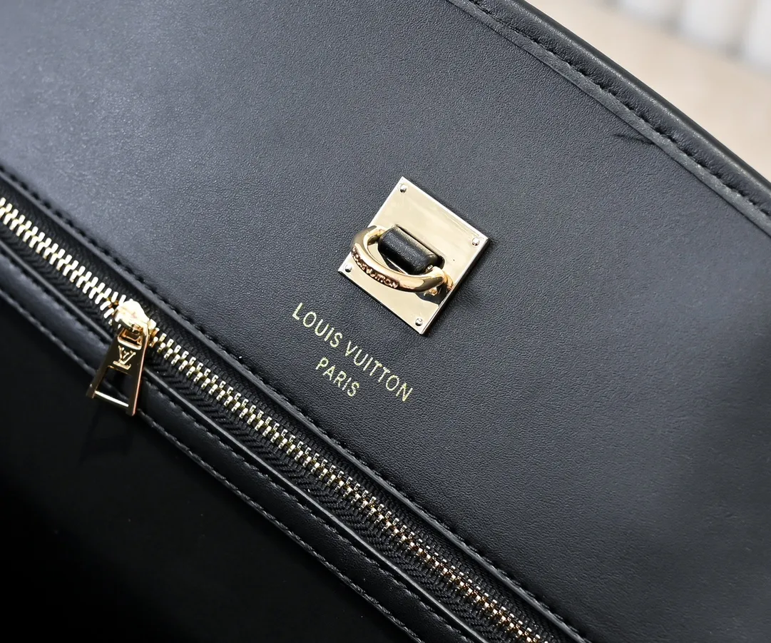 Batch 💰Small 360 💰Large 190 M12005 M12556 M12337 This large City Steamer handbag draws inspiration from the design of suitcases built for cruise ships in 1901, making its eye-catching appearance at the 2024 autumn and winter ready-to-wear show. Grained Millesime leather and shearling leather trims add seasonal flair, an embossed padlock and hot-stamped LV Circle logo add a modern twist, and a removable Monogram storage bag makes it easy to store valuables. Size: large size 35x42x21cm, small size 30x36x17