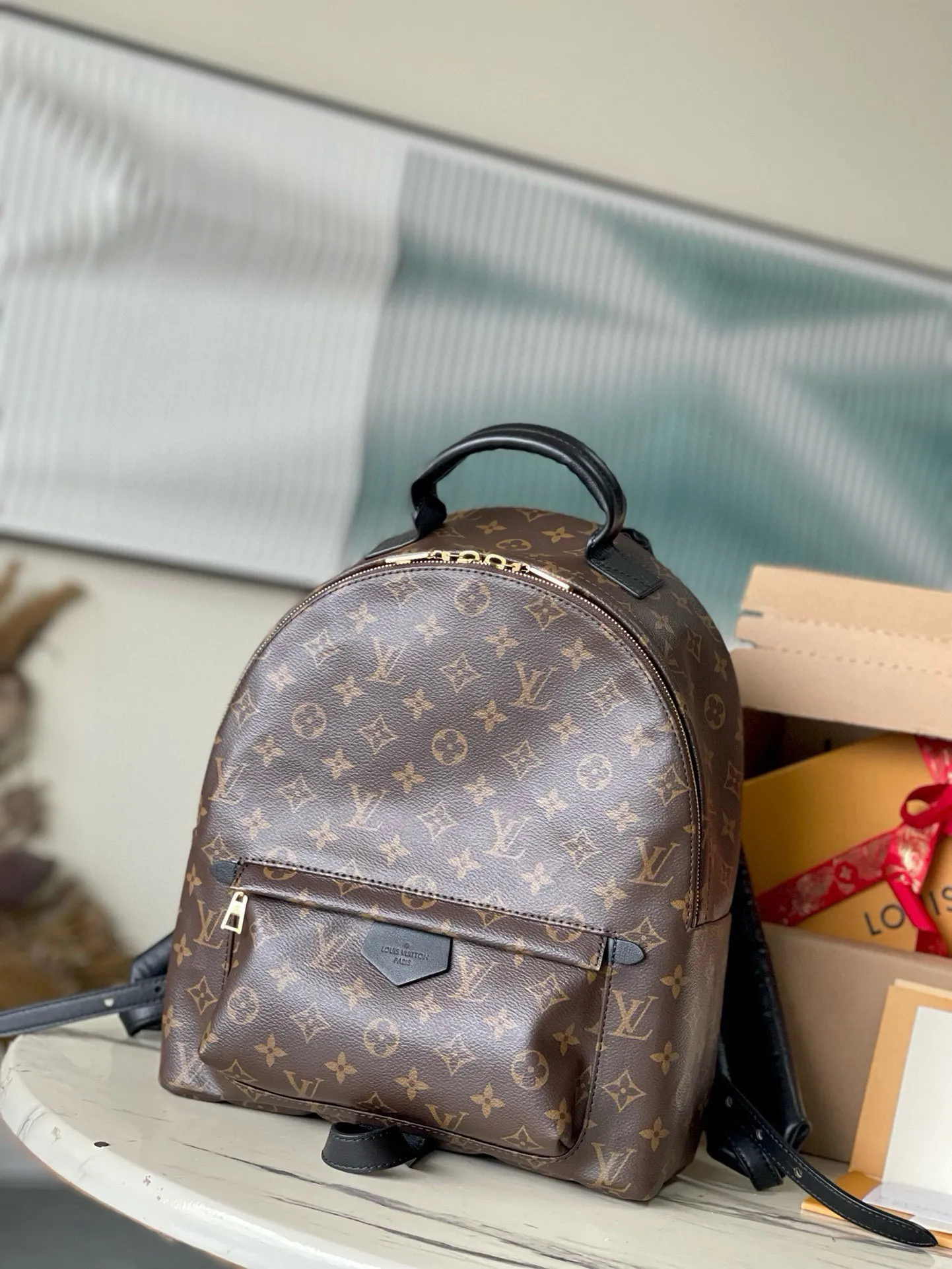 💰800 Top Original Order⭐️ New version of M44874 presbyopic MONOGRAM BACKPACK medium double backpack, which shined in the 2017 early spring series fashion show. This backpack has a fashionable style and strong functionality. It is the perfect choice for urban wanderers. It continues the extremely gorgeous appearance and reflects the unique LV characteristics in countless details. Fine decorations such as calfskin trim and engraved zipper pulls complement the loose and soft Monogram canvas. Size 28*33*16cm.