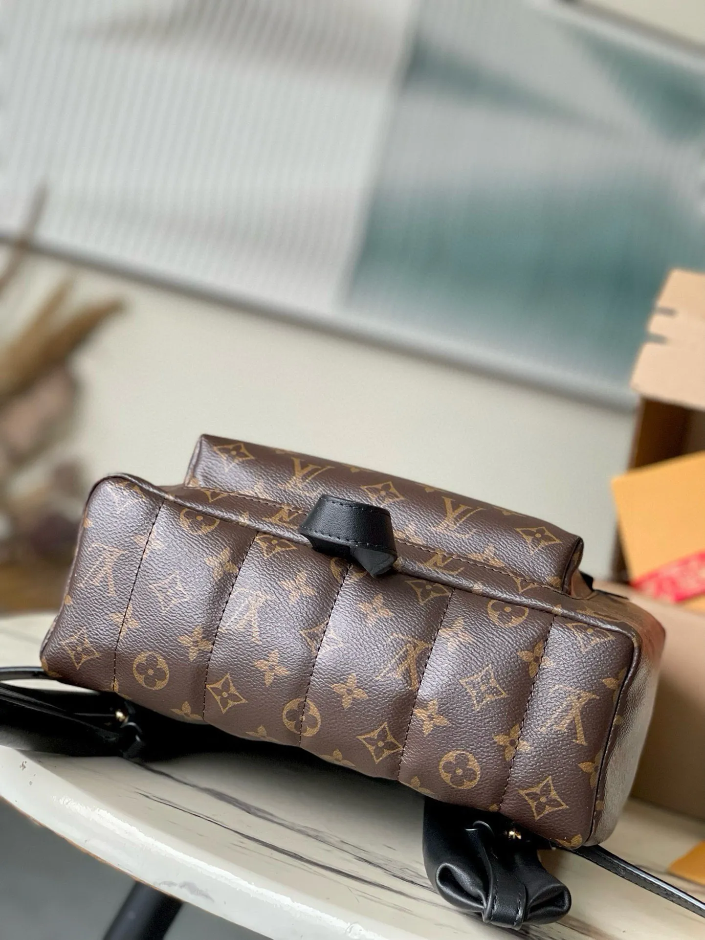 💰800 Top Original Order⭐️ New version of M44874 presbyopic MONOGRAM BACKPACK medium double backpack, which shined in the 2017 early spring series fashion show. This backpack has a fashionable style and strong functionality. It is the perfect choice for urban wanderers. It continues the extremely gorgeous appearance and reflects the unique LV characteristics in countless details. Fine decorations such as calfskin trim and engraved zipper pulls complement the loose and soft Monogram canvas. Size 28*33*16cm.