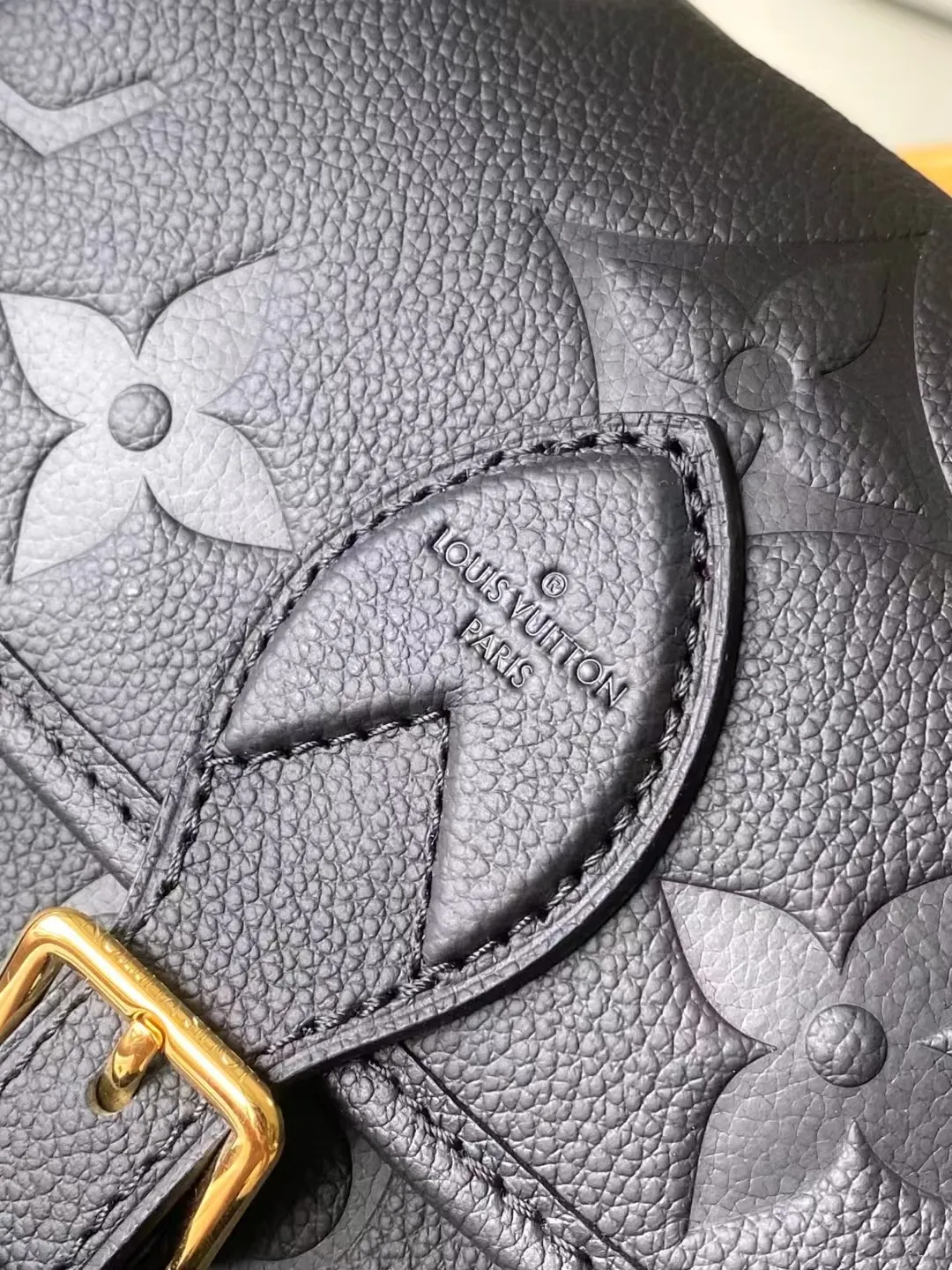 💰1100 (top layer leather) top original order M46386 This Diane handbag depicts the classic Monogram pattern on Epi leather, which contrasts with the dazzling metal parts, making it a sophisticated choice for daily companionship. The perfect size makes it easy to store your daily needs, the zippered interior pocket adds functionality, and the detachable contrast fabric shoulder strap allows for a variety of carrying methods. Dimensions: 24 × 15 × 9cm